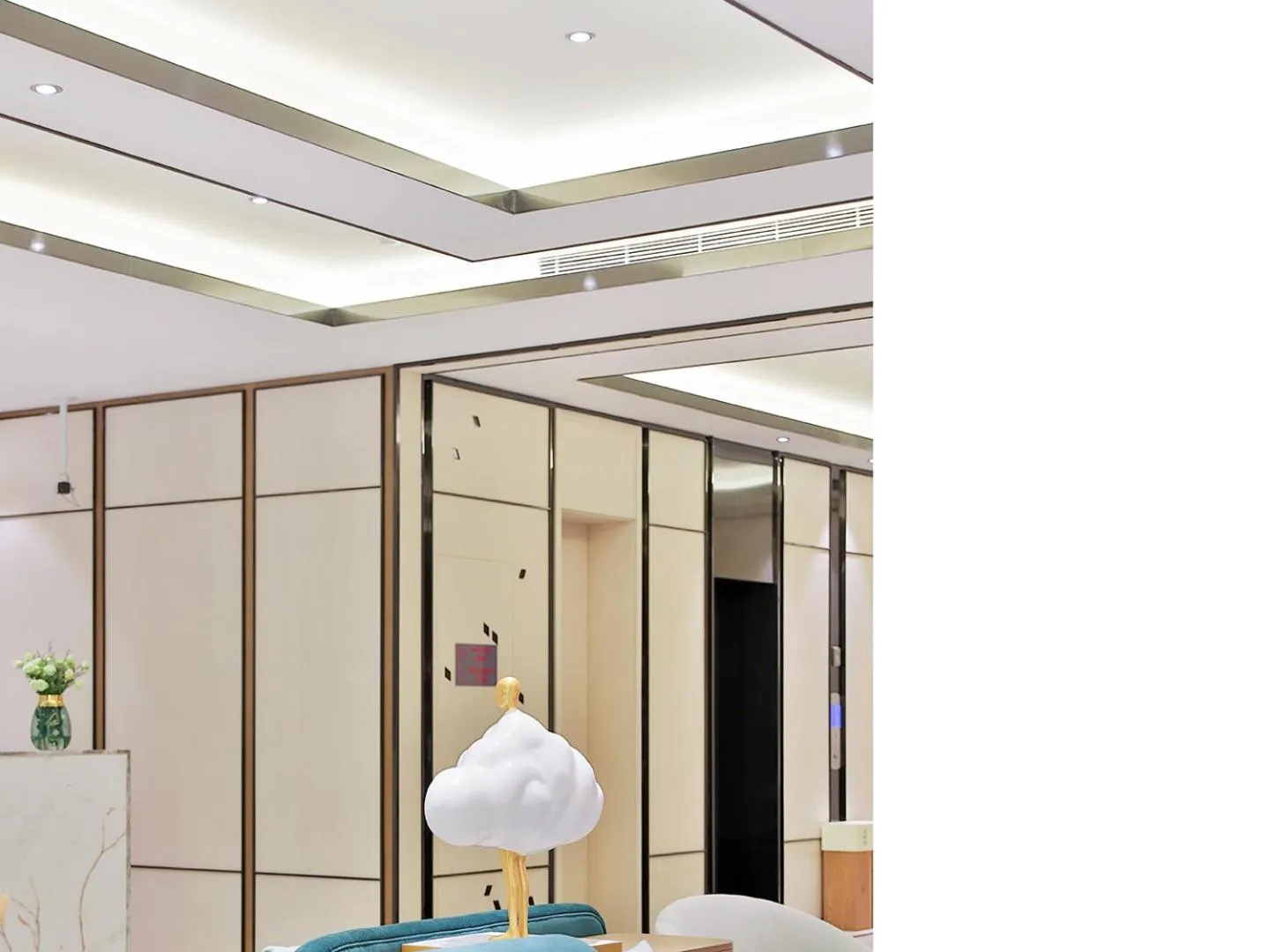 wardrobe in Crystal Orange Hotel Shanghai Hongqiao Jinhui Road