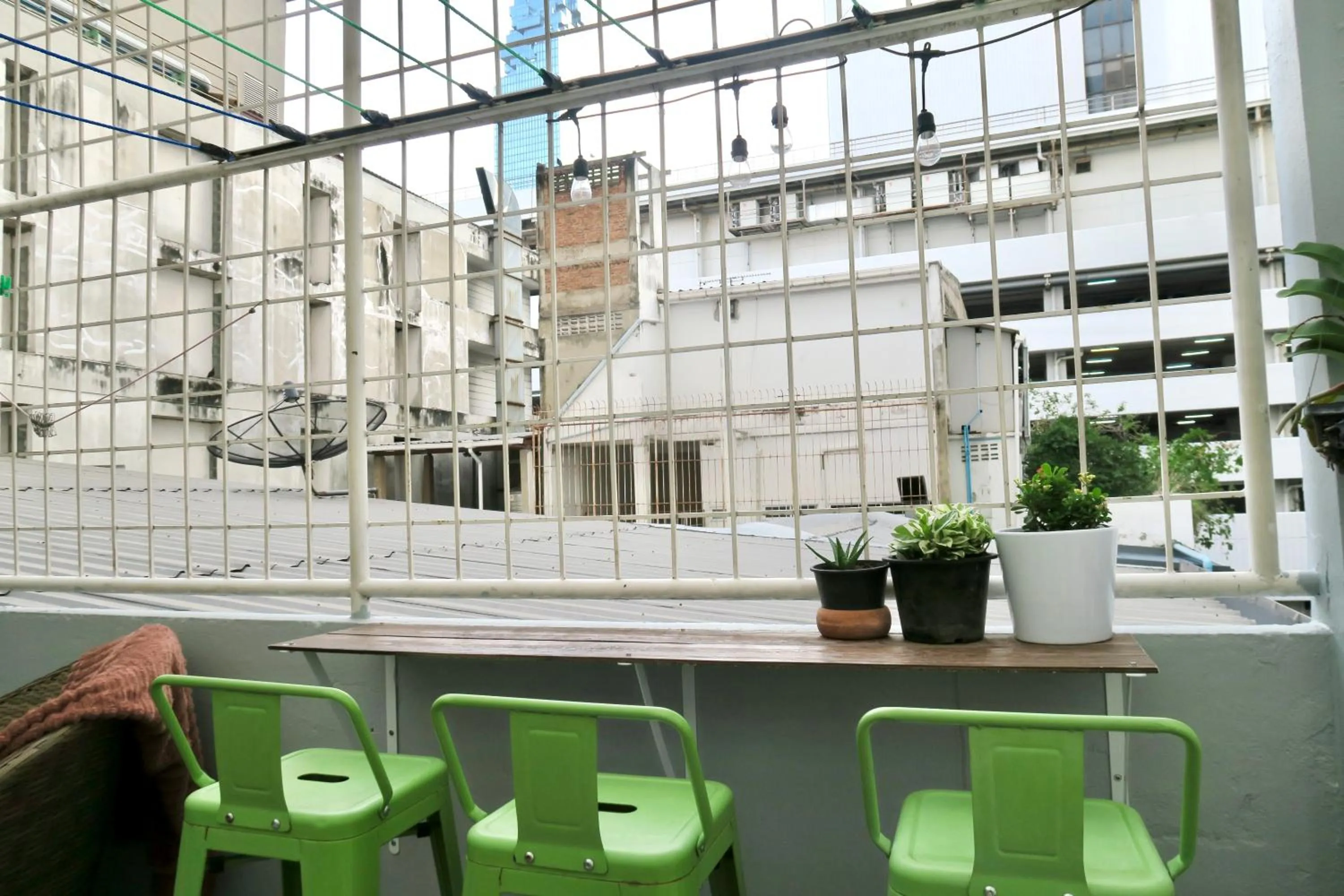 Property building in Les Fleurs Bangkok Hostel