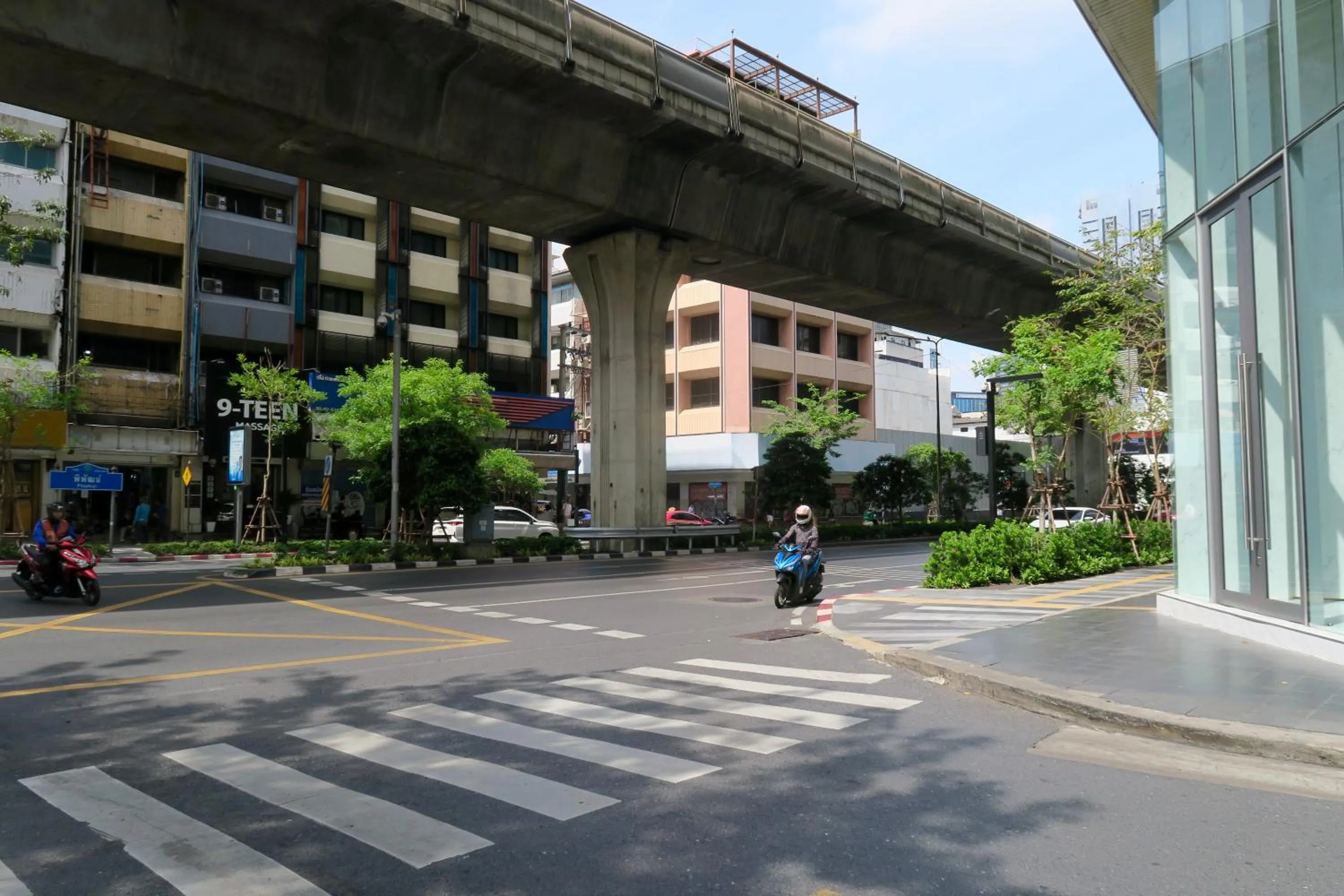 Street view in Les Fleurs Bangkok Hostel