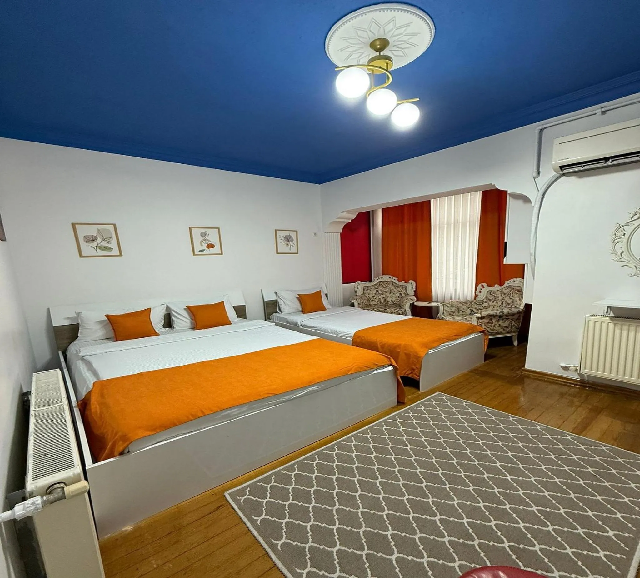 Photo of the whole room, Bed in Unique Suite Hotel