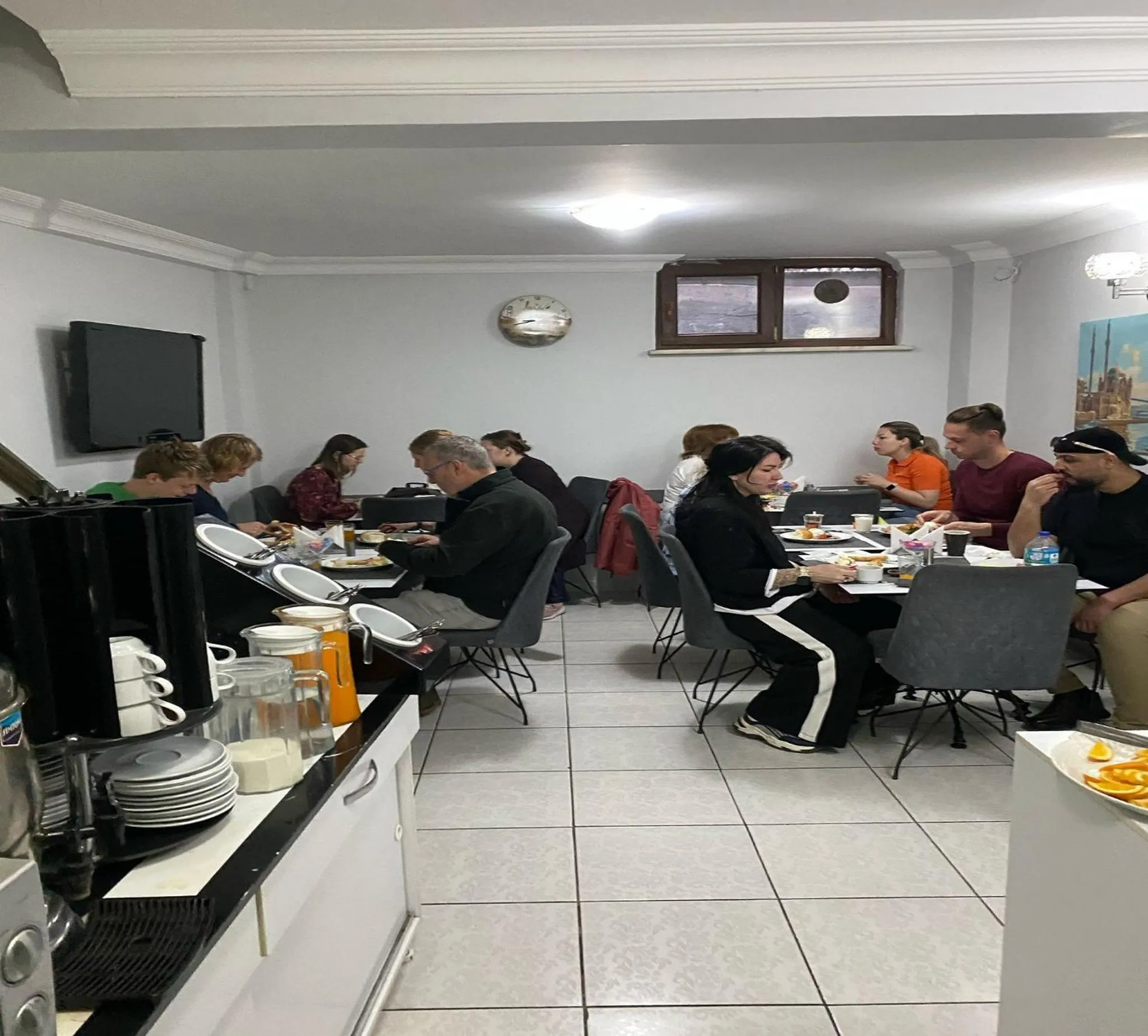 Restaurant/places to eat in Unique Suite Hotel