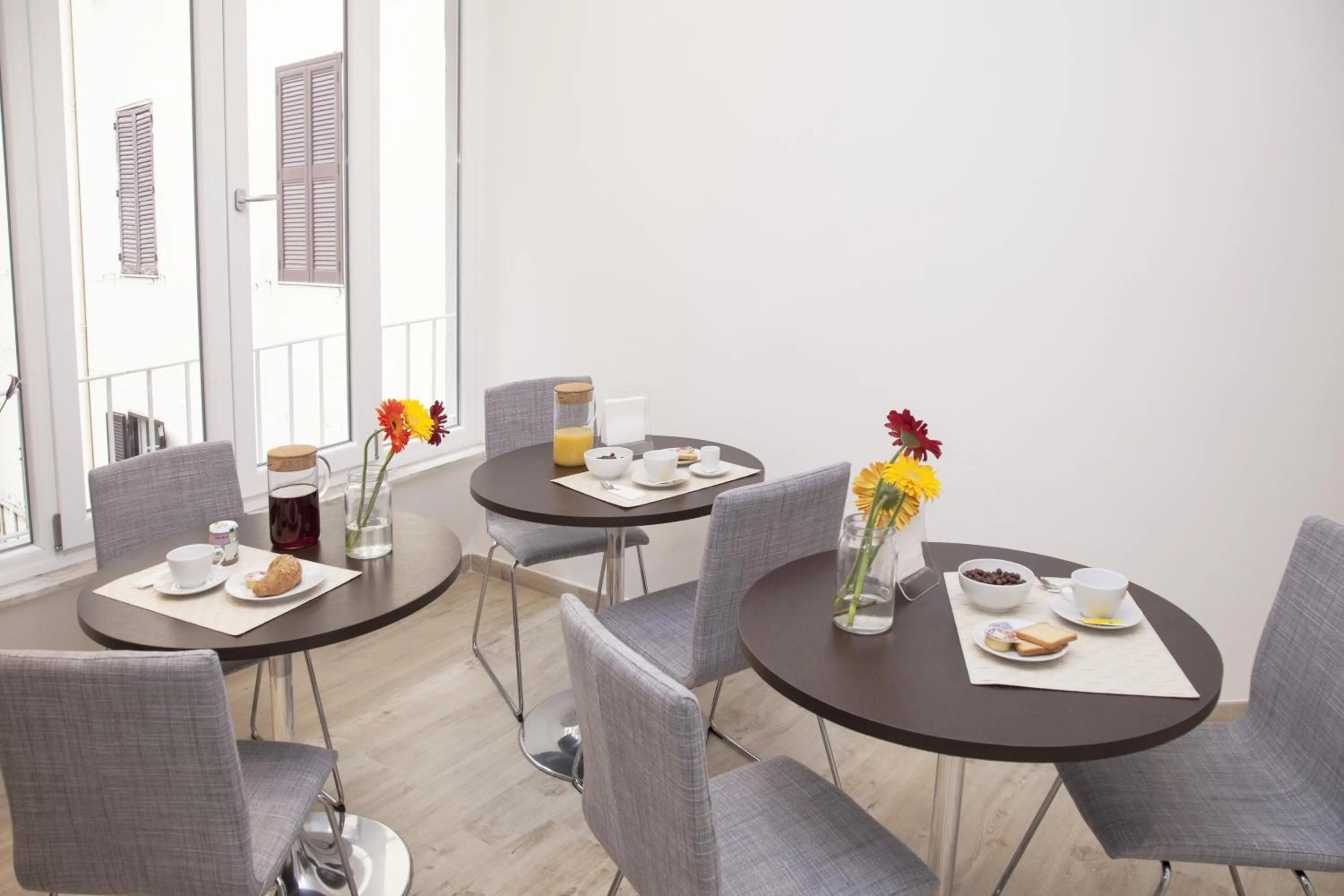 Restaurant/places to eat in Maison Maneli