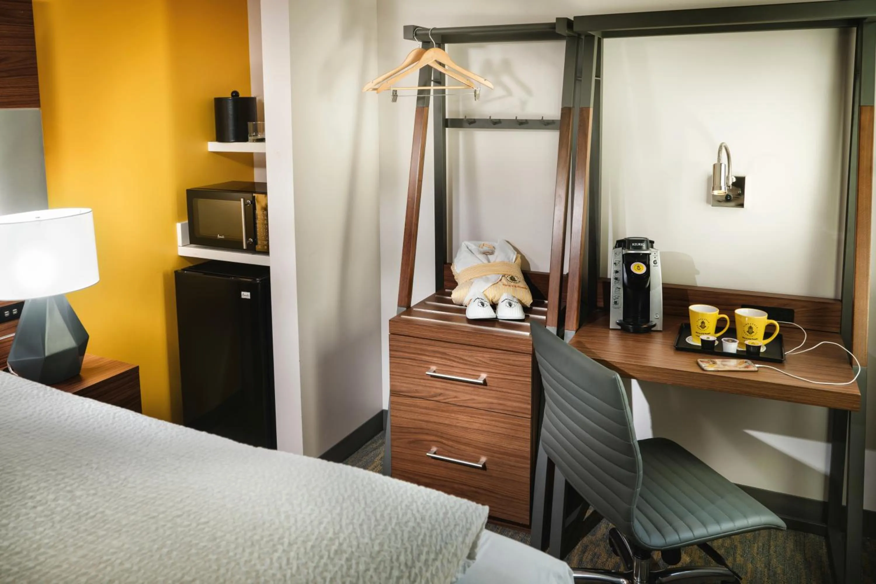 Coffee/tea facilities, Bed in Staypineapple, Hotel Z, Gaslamp San Diego