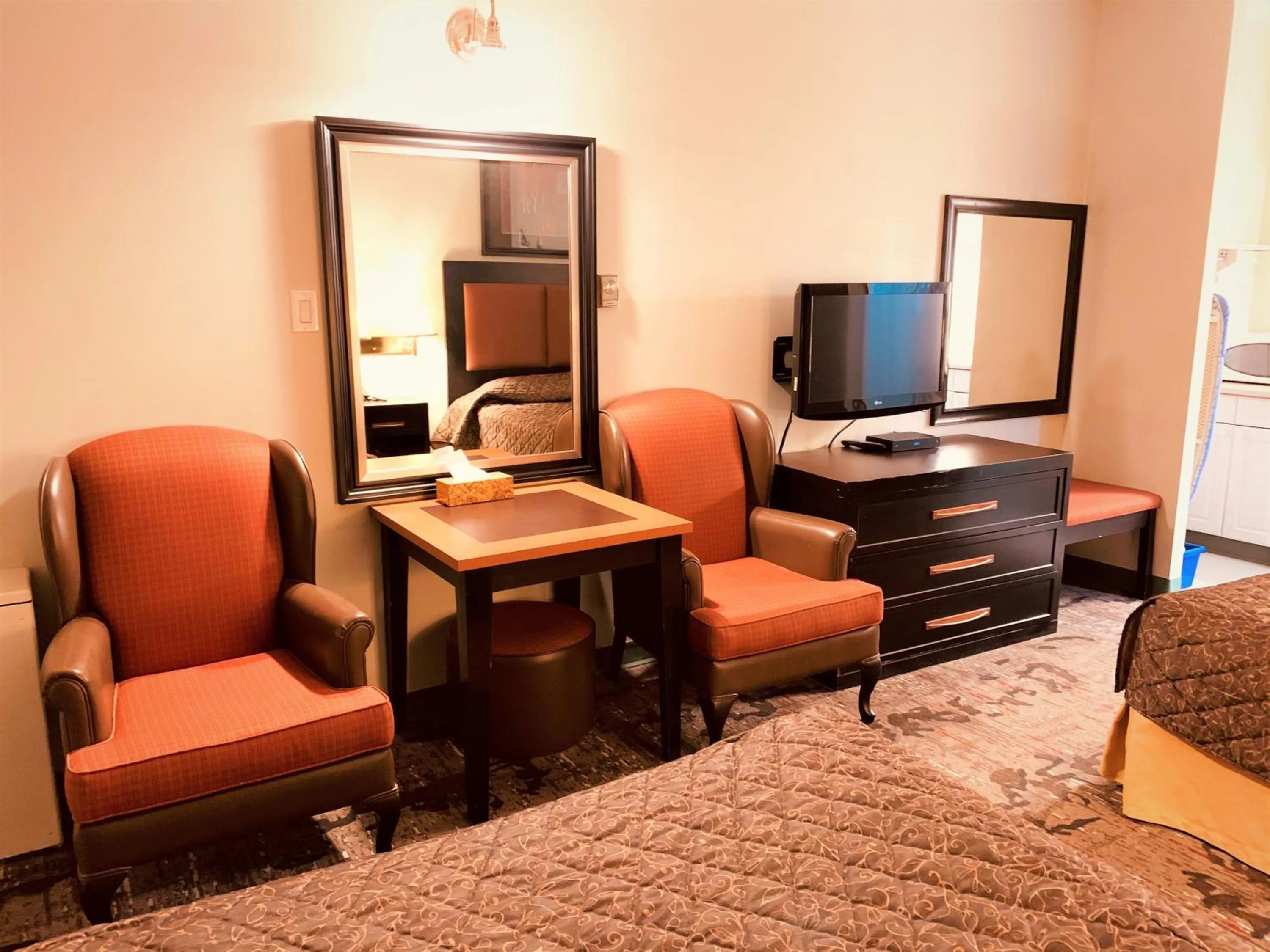 Seating area in Red Carpet Inn & Suites