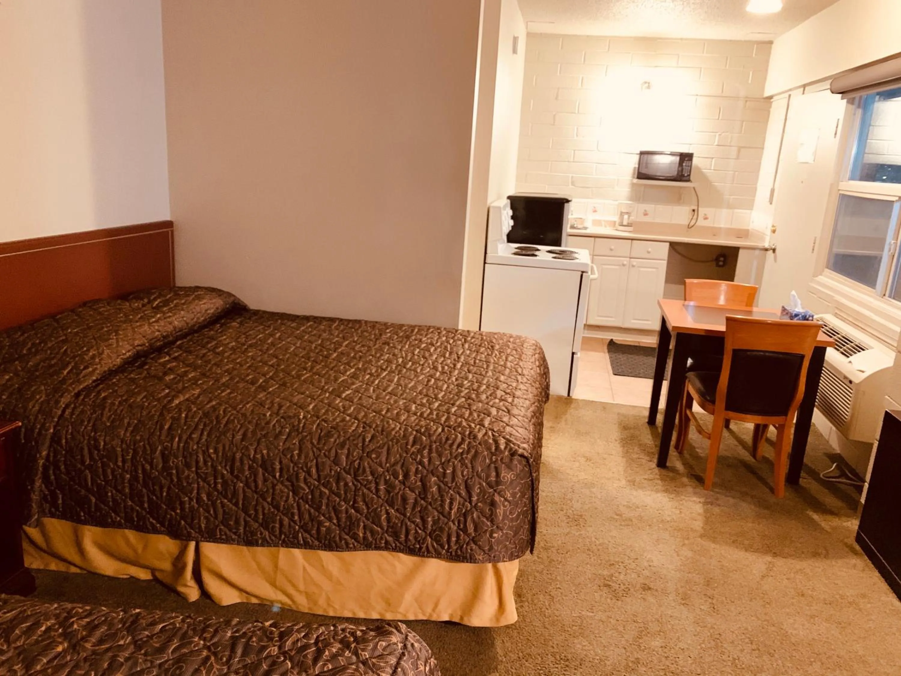 Bed in Red Carpet Inn & Suites