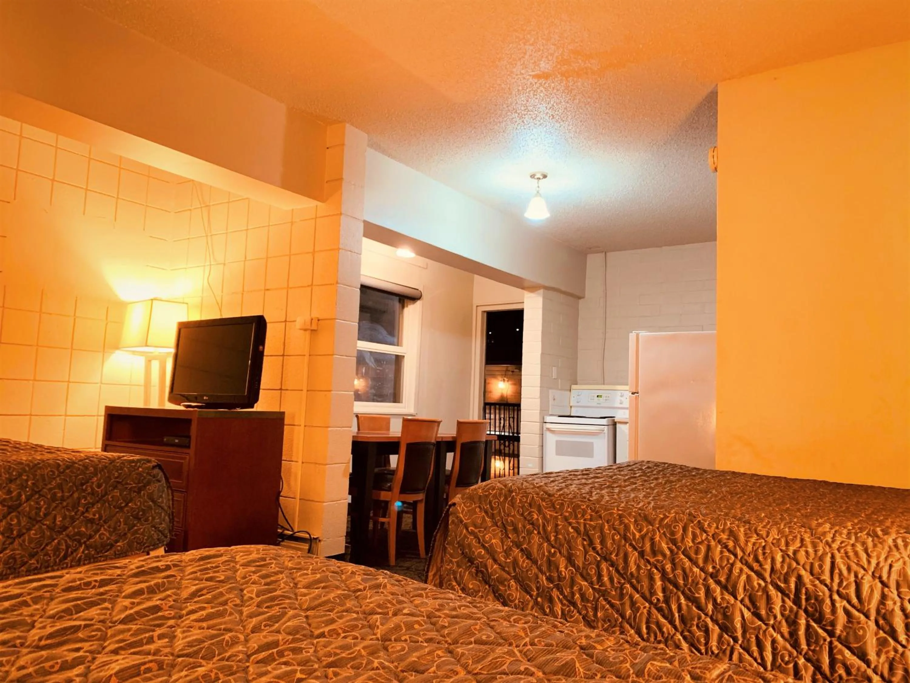 Photo of the whole room, Bed in Red Carpet Inn & Suites