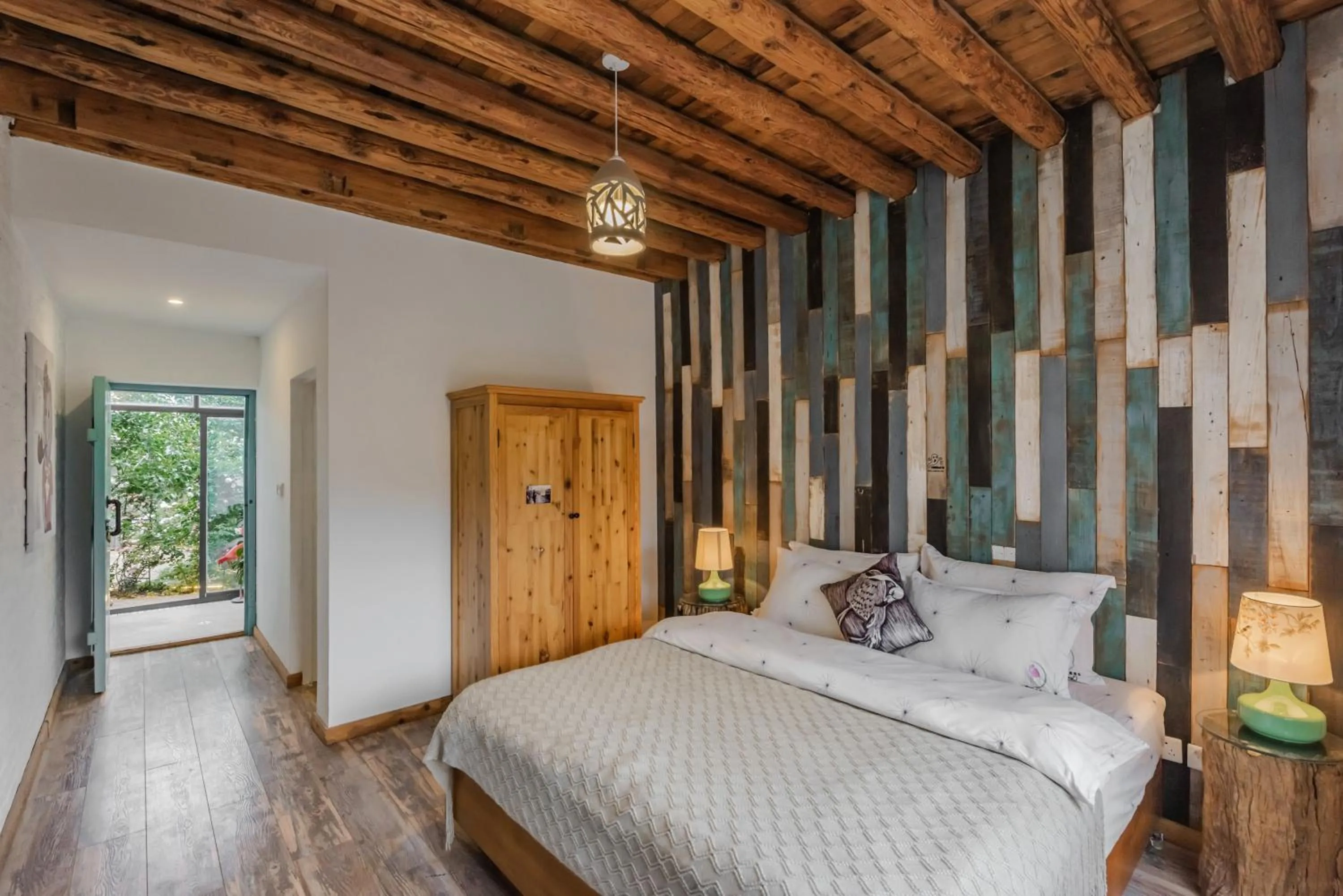 Bed in Baisha Flamingo Hotel