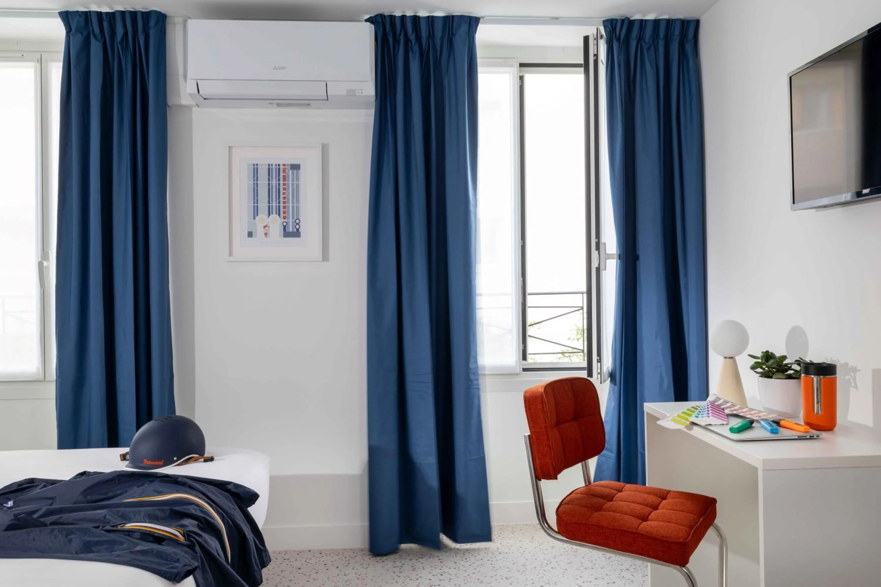 Seating area, Bed in Seb & Co