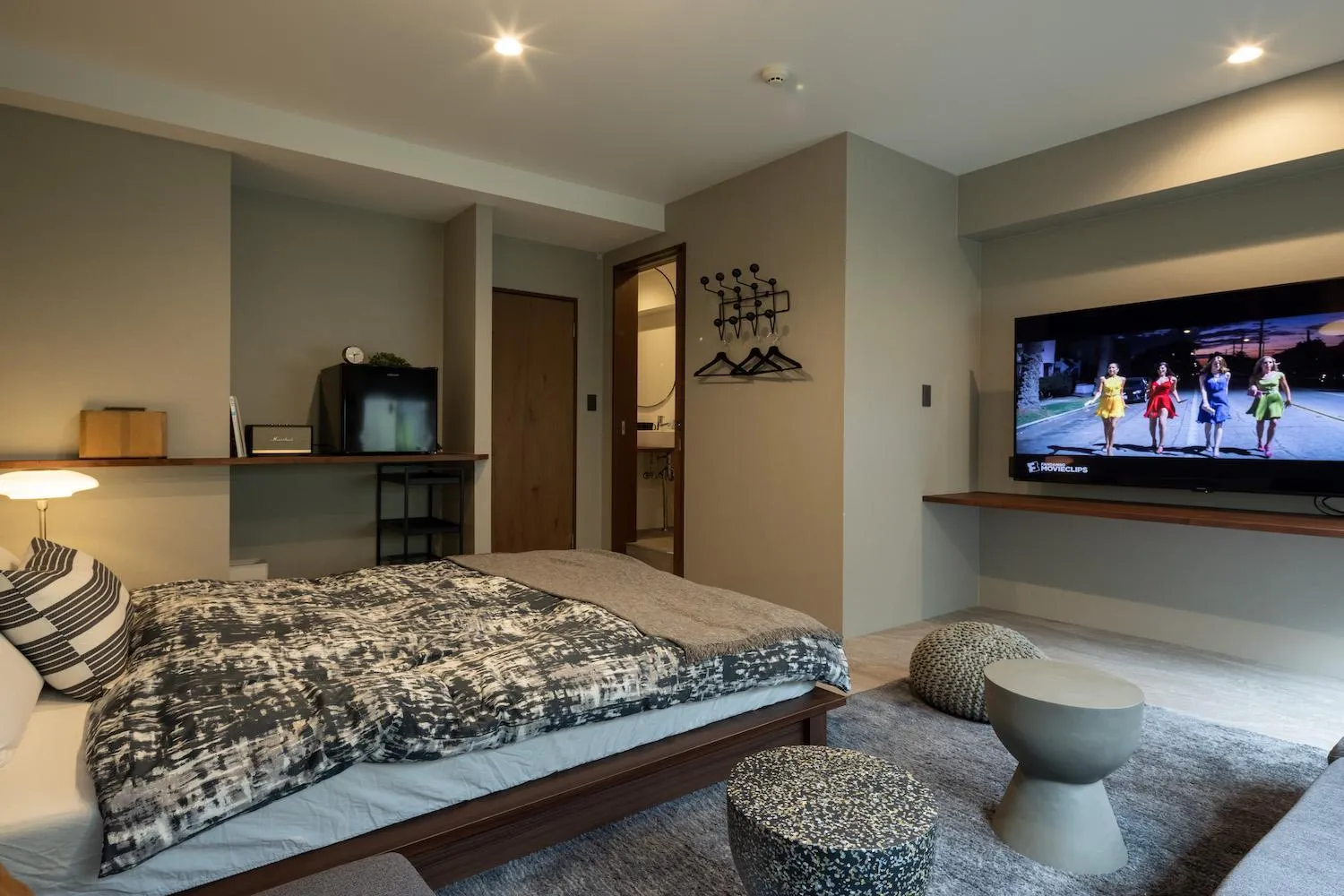 Living room, Bed in Good Neighbors