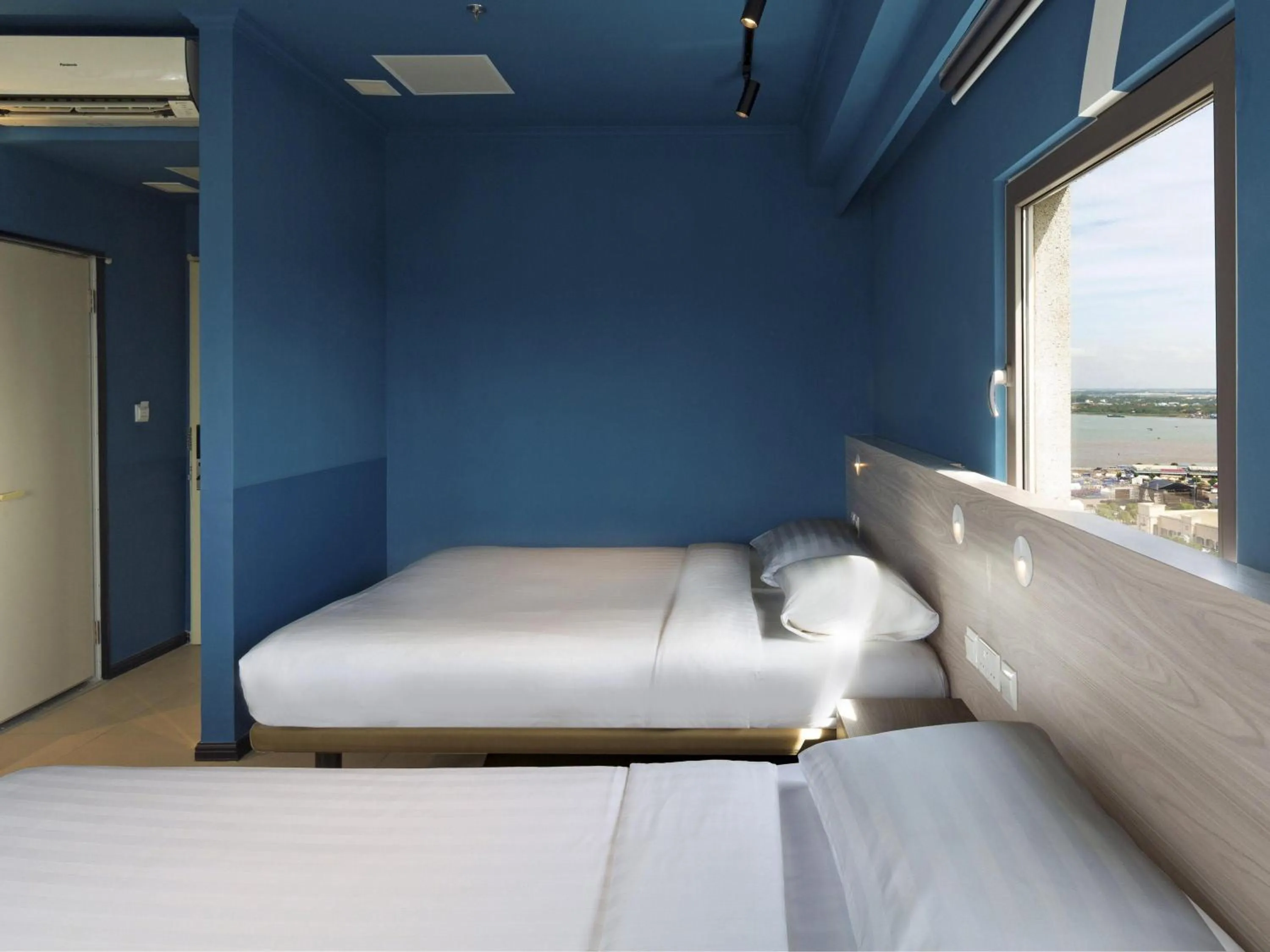 Bedroom, Bed in ibis budget Phnom Penh Riverside