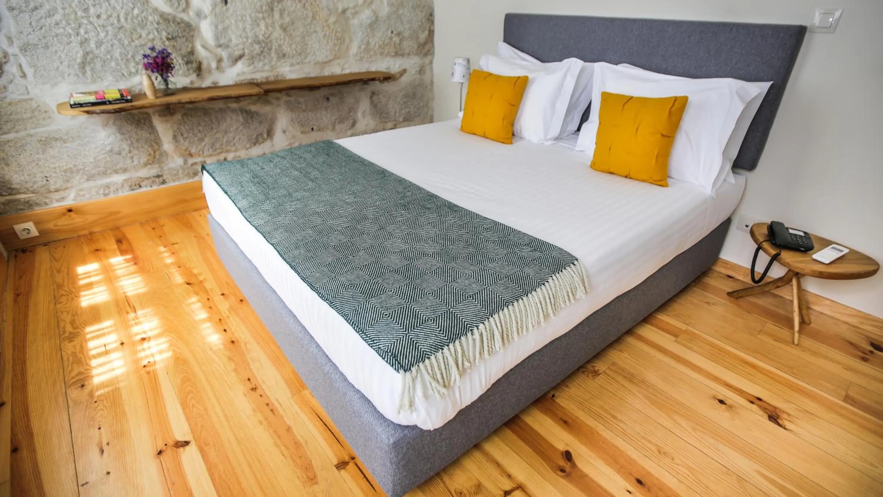 Decorative detail, Bed in My Ribeira Guest House