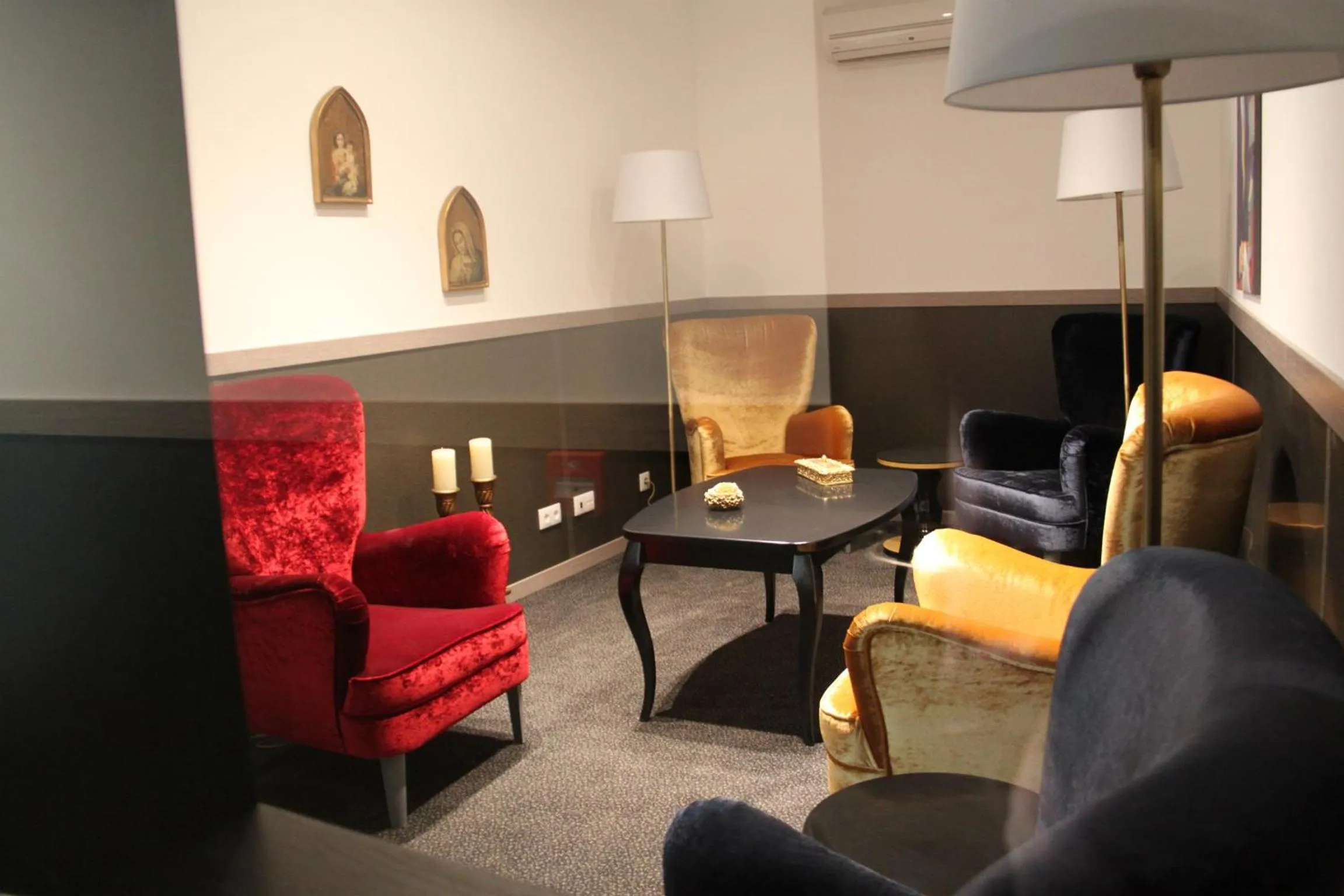 Communal lounge/ TV room in Hotel José Régio