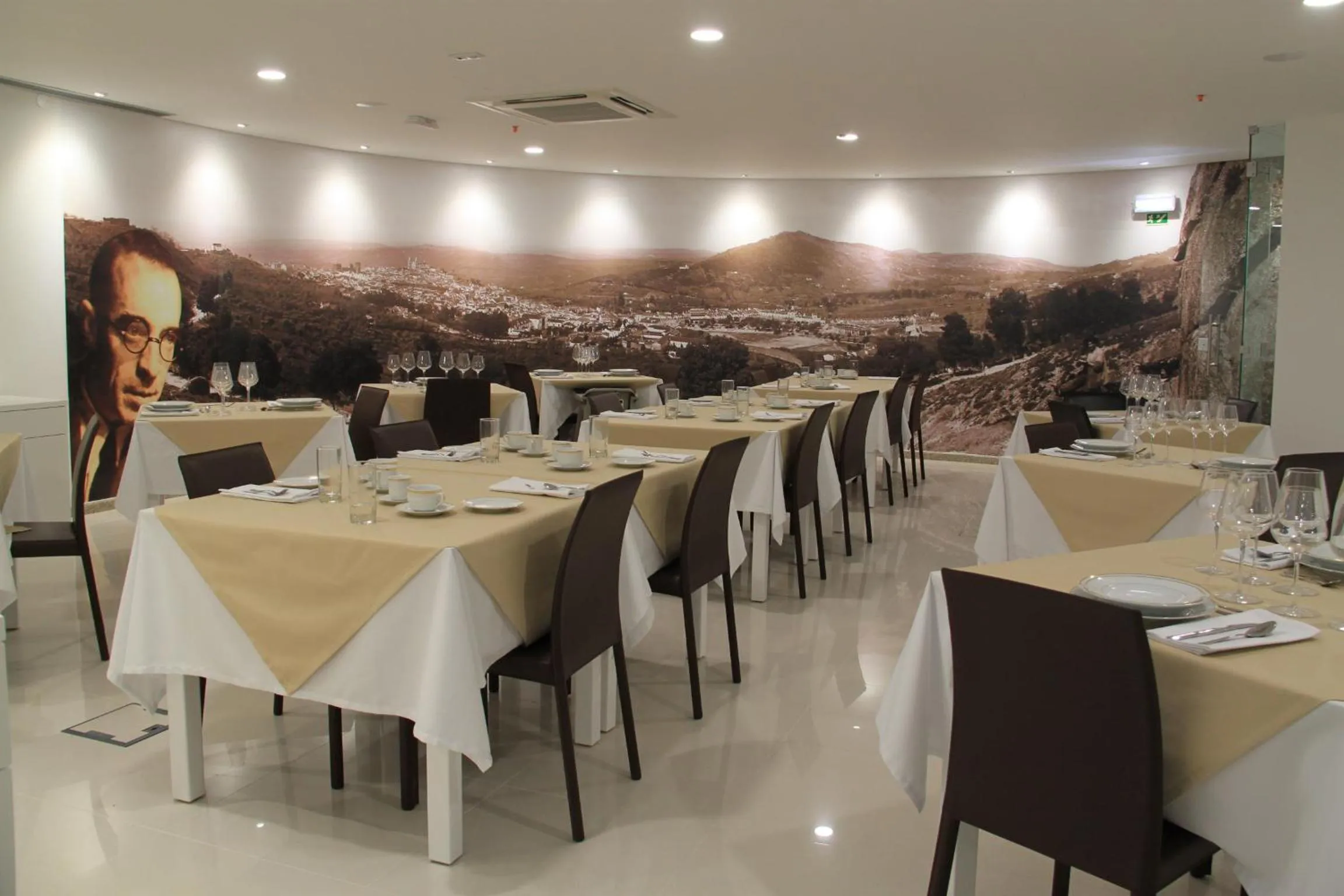 Restaurant/places to eat in Hotel José Régio