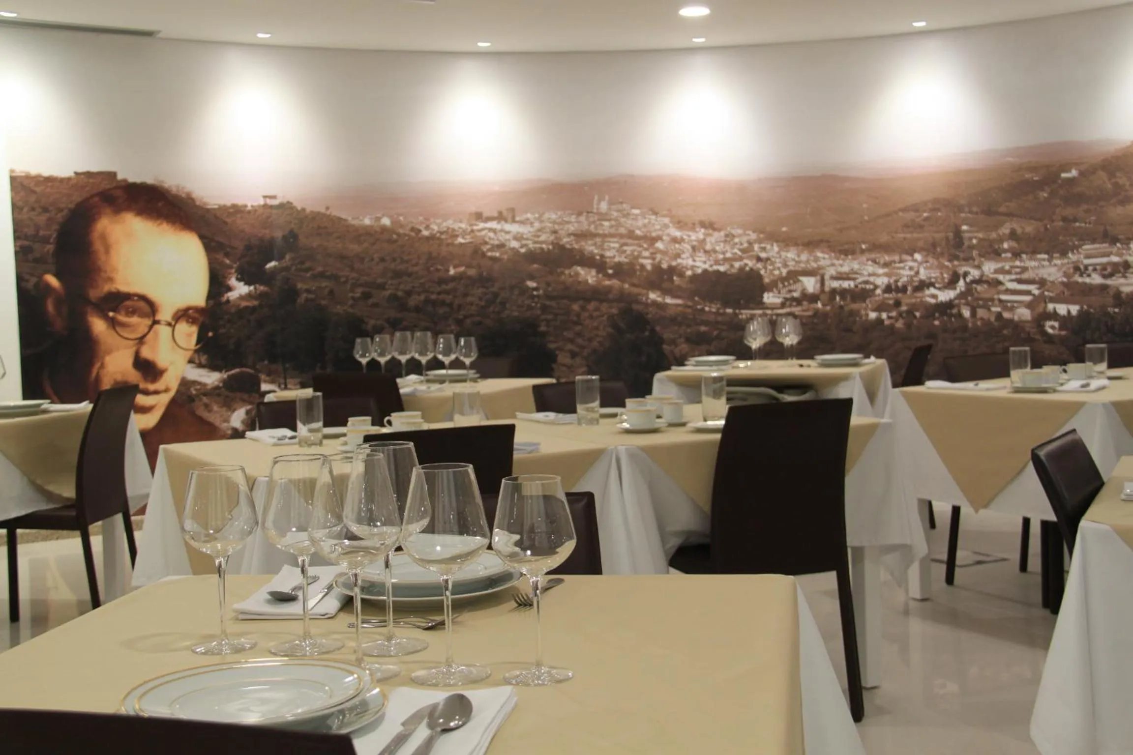 Restaurant/places to eat in Hotel José Régio