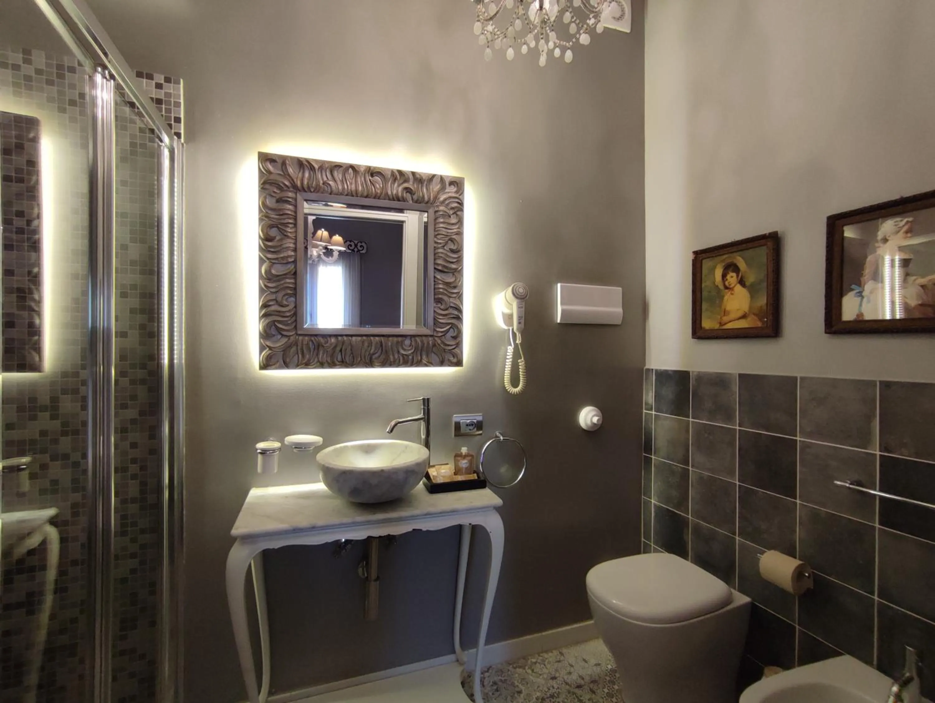 Shower in Dimora Bellini - Residenza d'Epoca