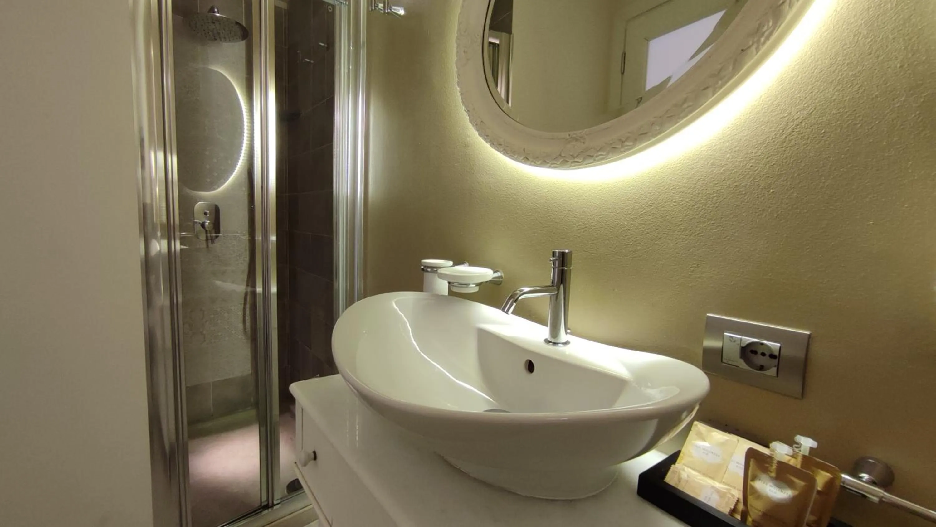 Shower in Dimora Bellini - Residenza d'Epoca