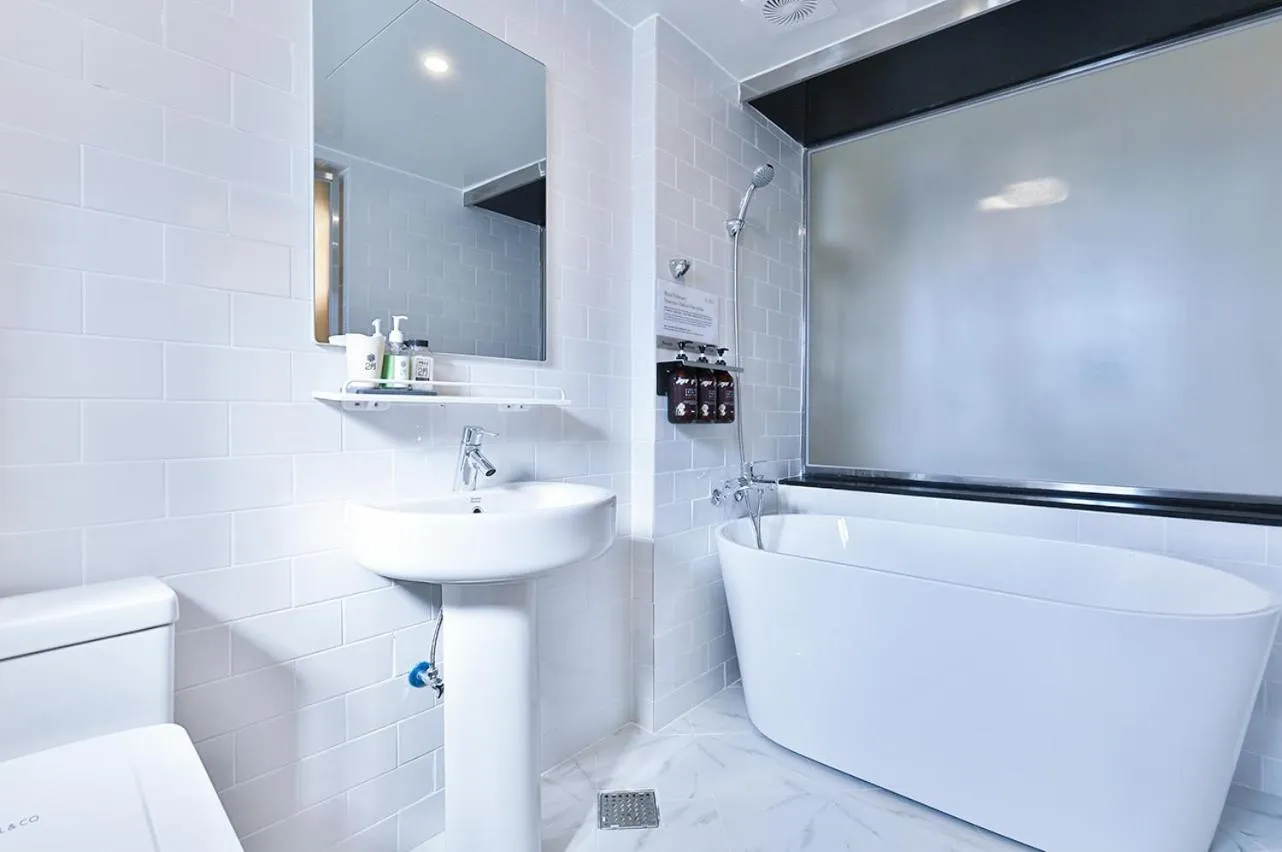 Bathroom in February, Riverside Hotel Gyeongsan