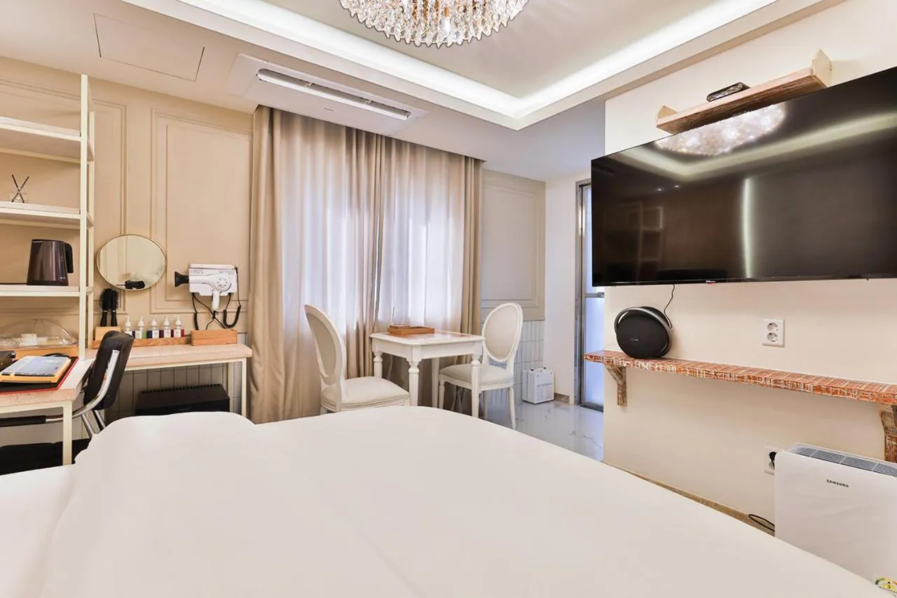 Decorative detail, Bed in February, Riverside Hotel Gyeongsan