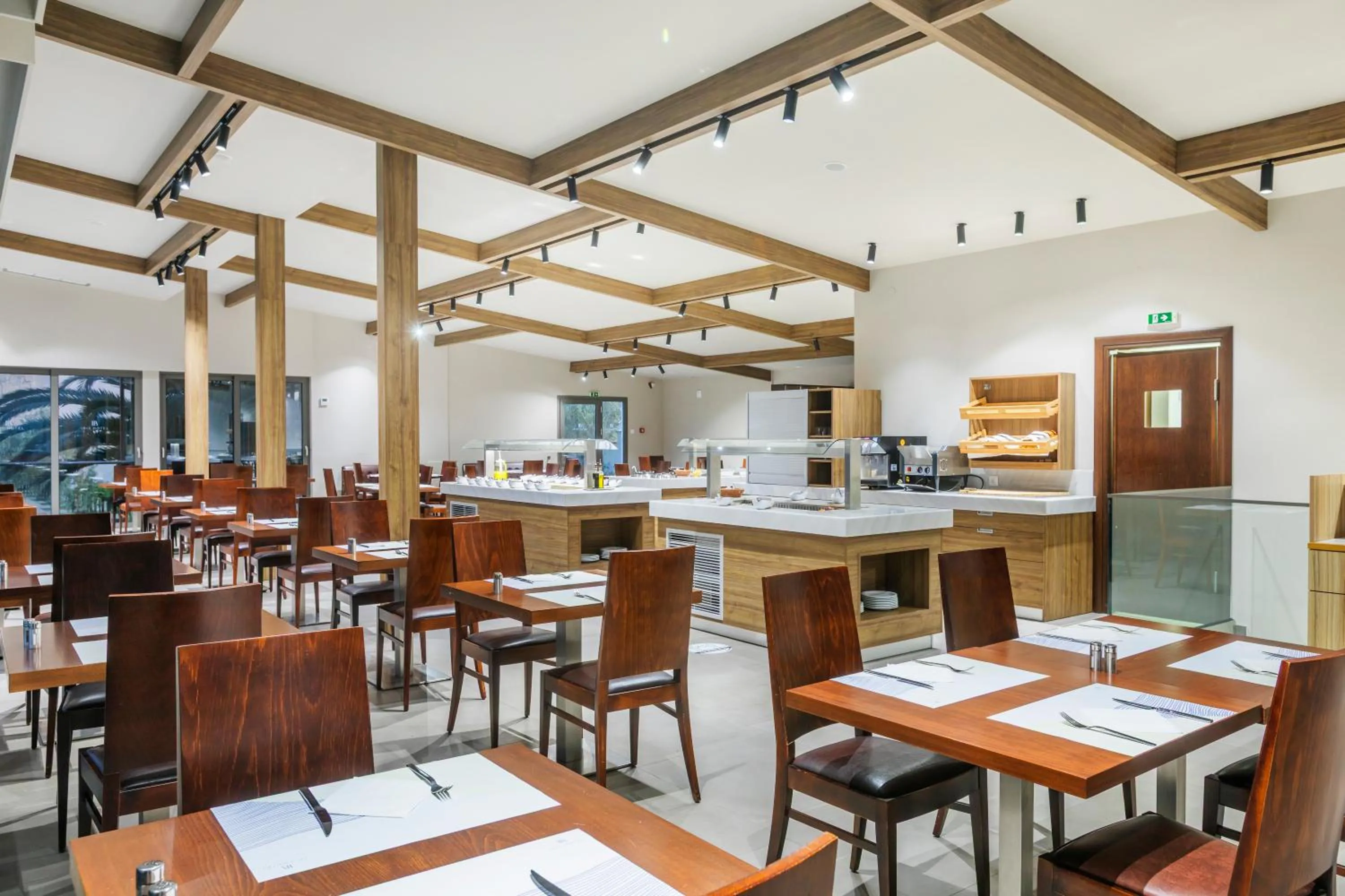 Restaurant/places to eat in Iris Hotel