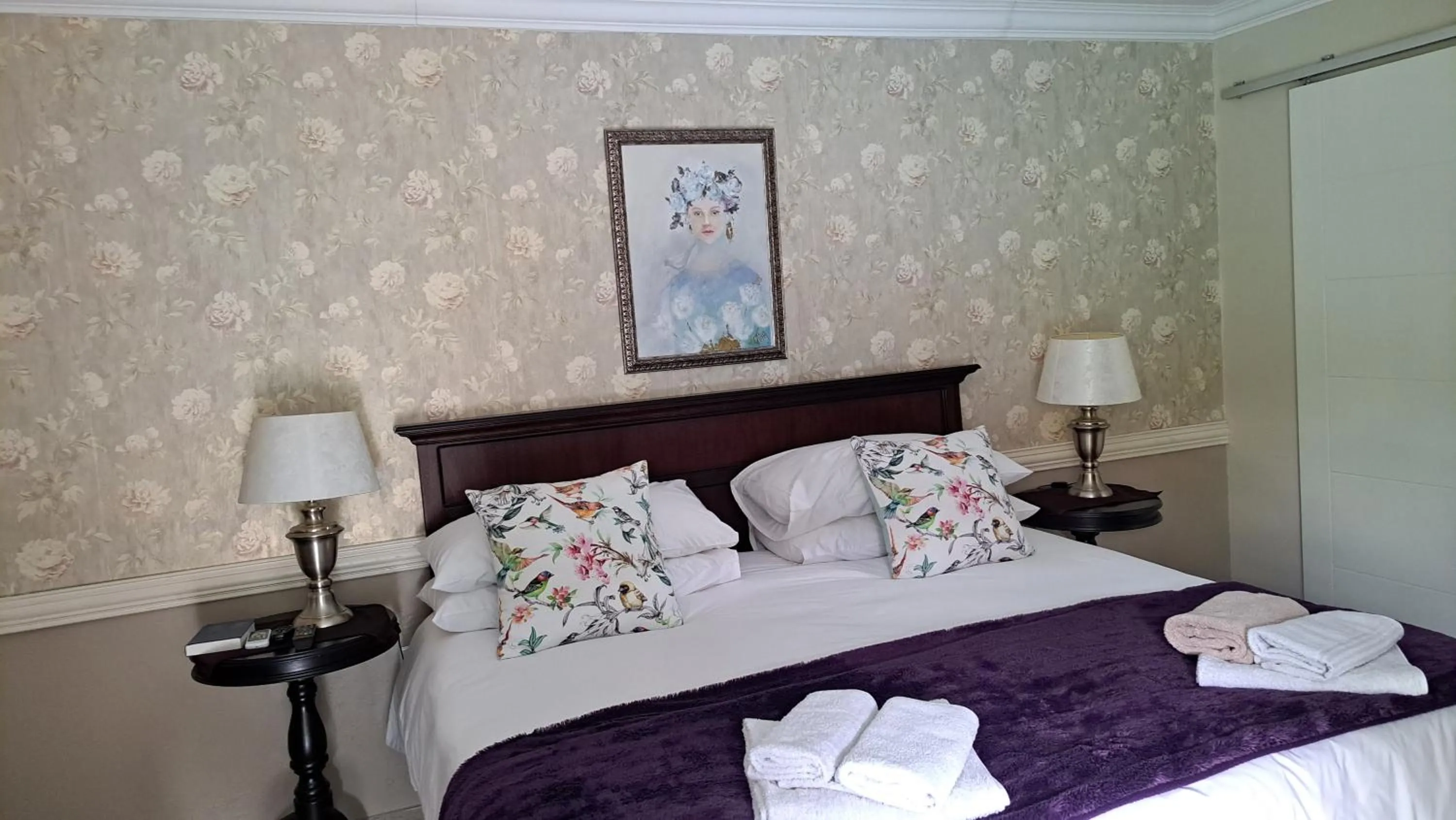 Bed in Dormio Manor Guest Lodge