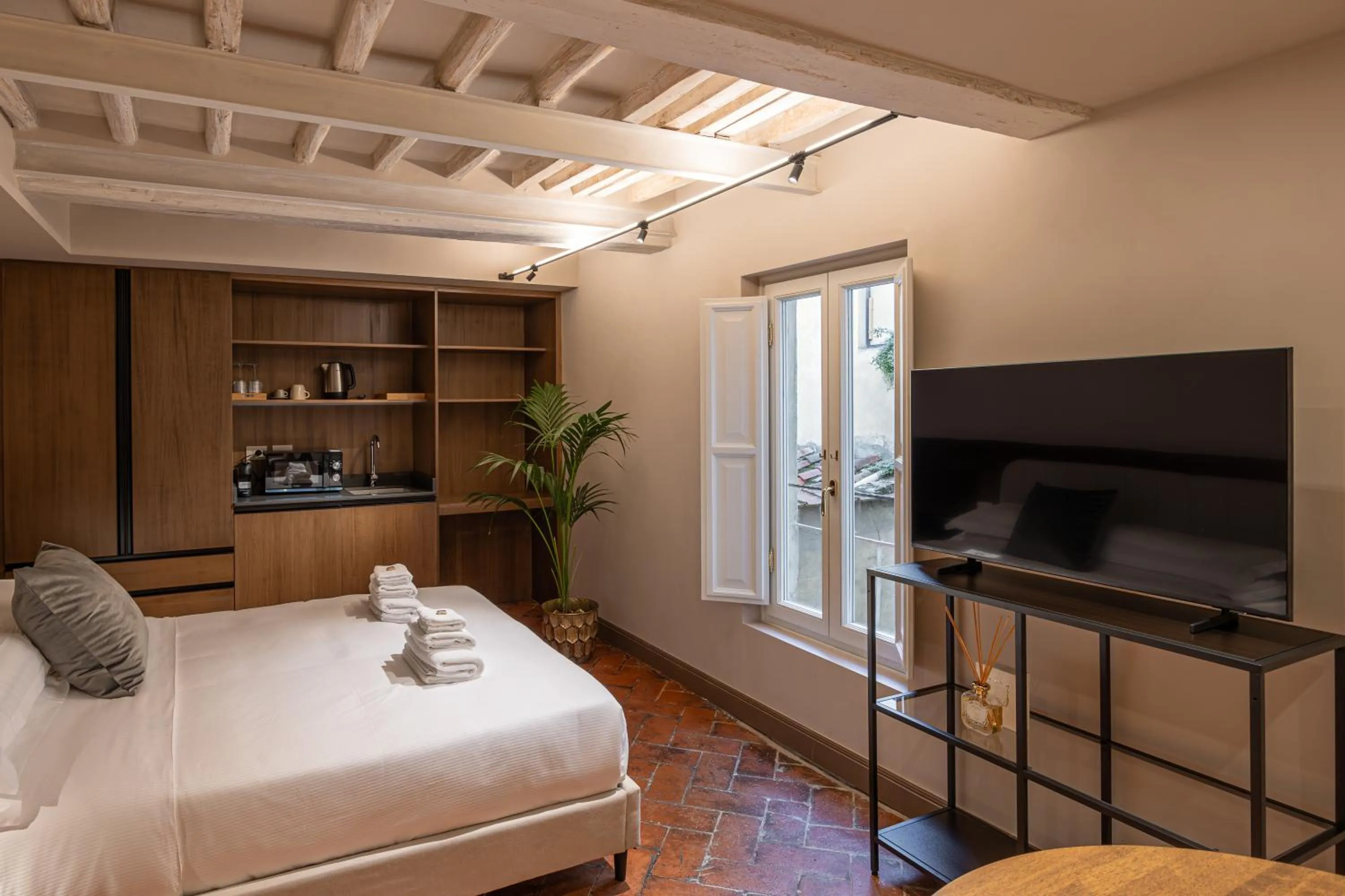 Photo of the whole room, Bed in Maggio Living