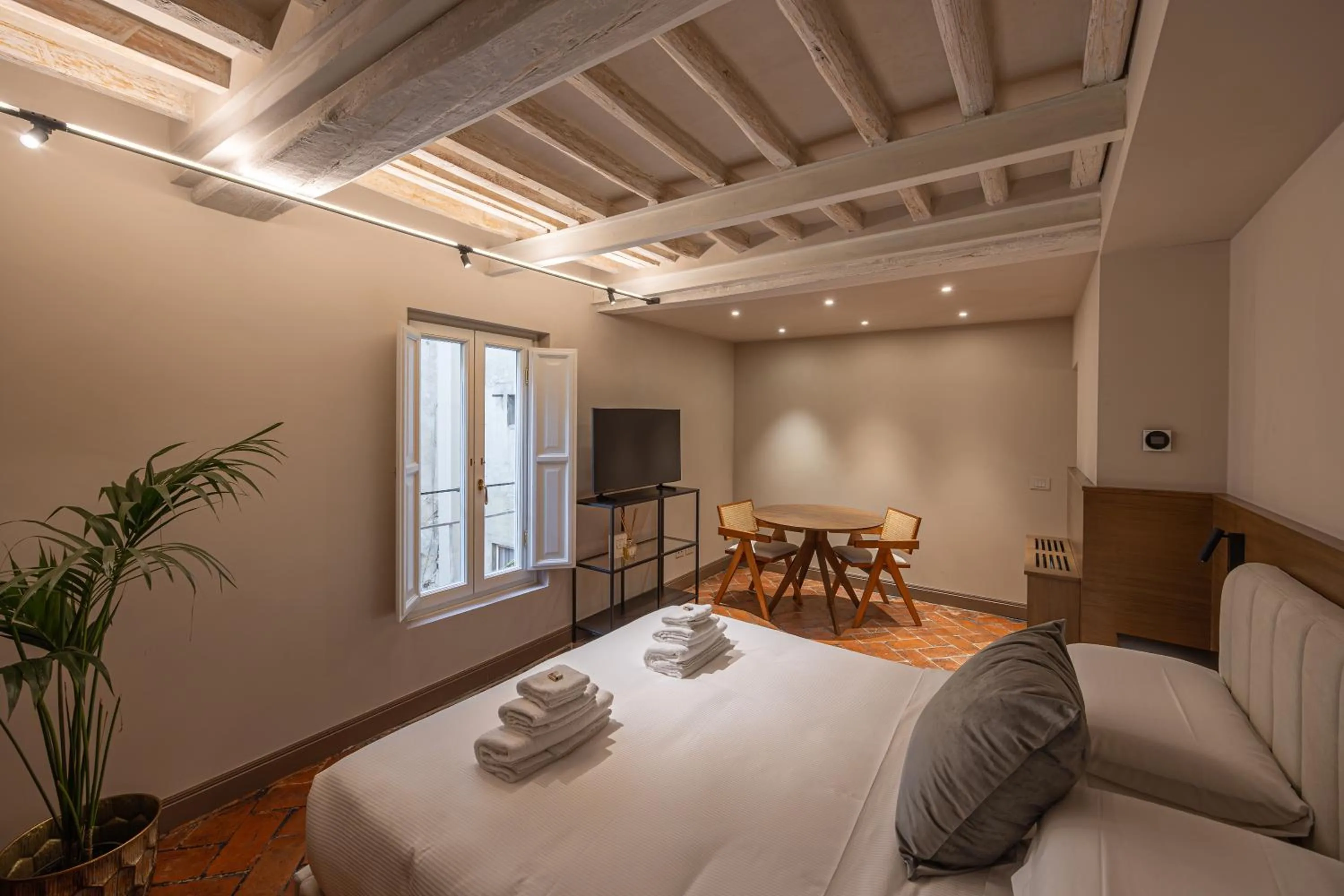 Photo of the whole room, Bed in Maggio Living