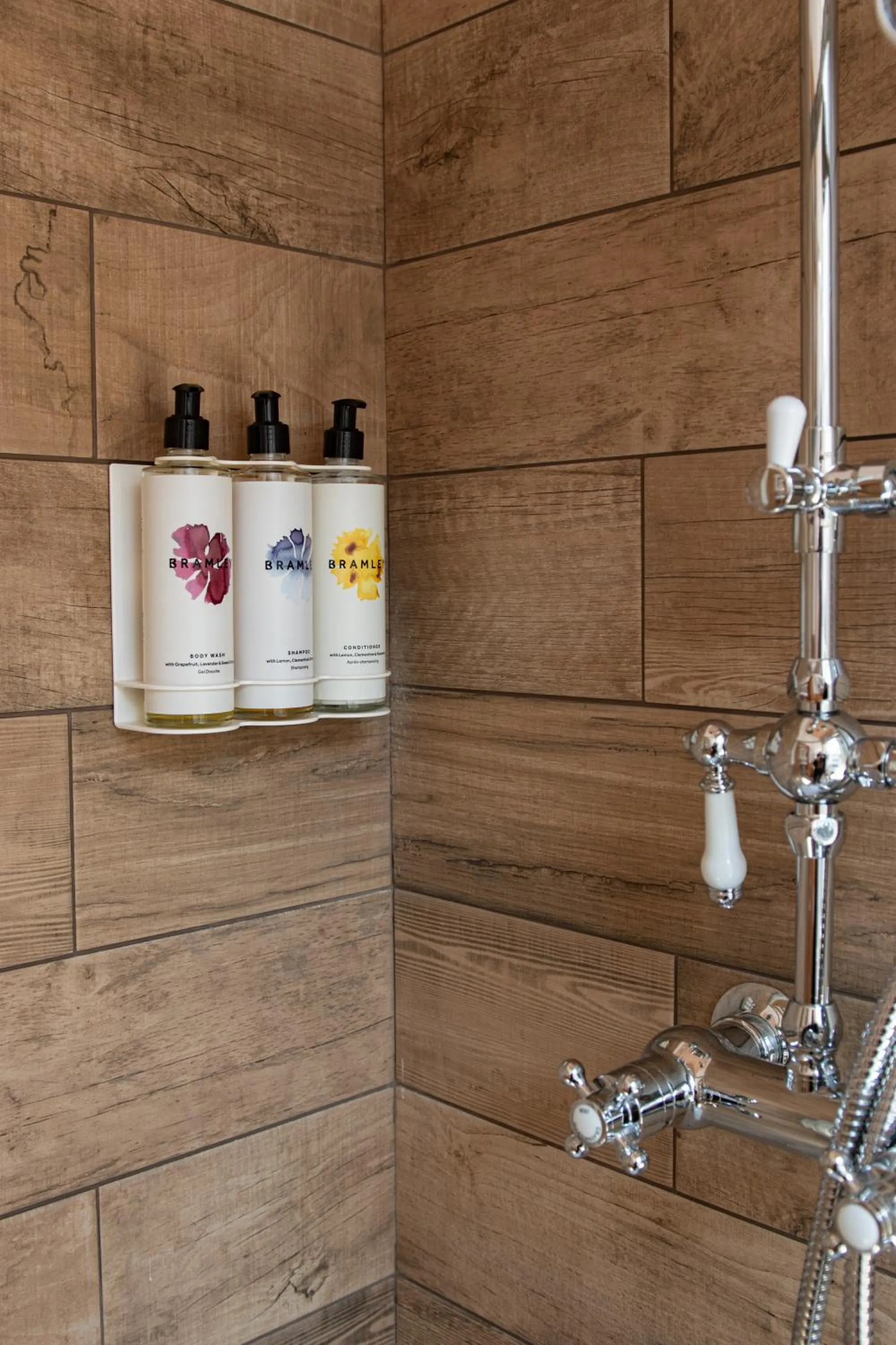 Shower in The Old Farmhouse Pub and Rooms