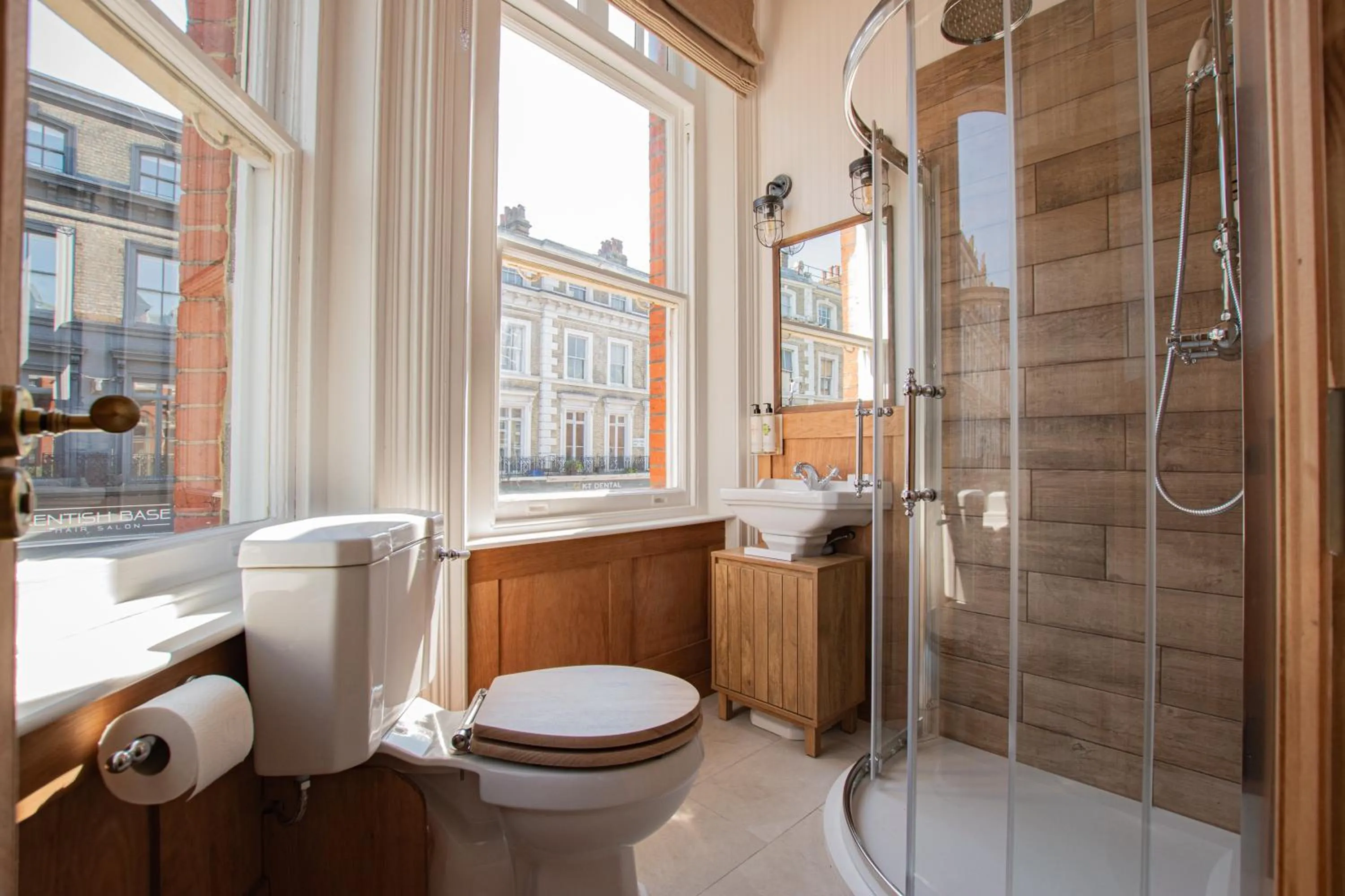 Shower in The Old Farmhouse Pub and Rooms