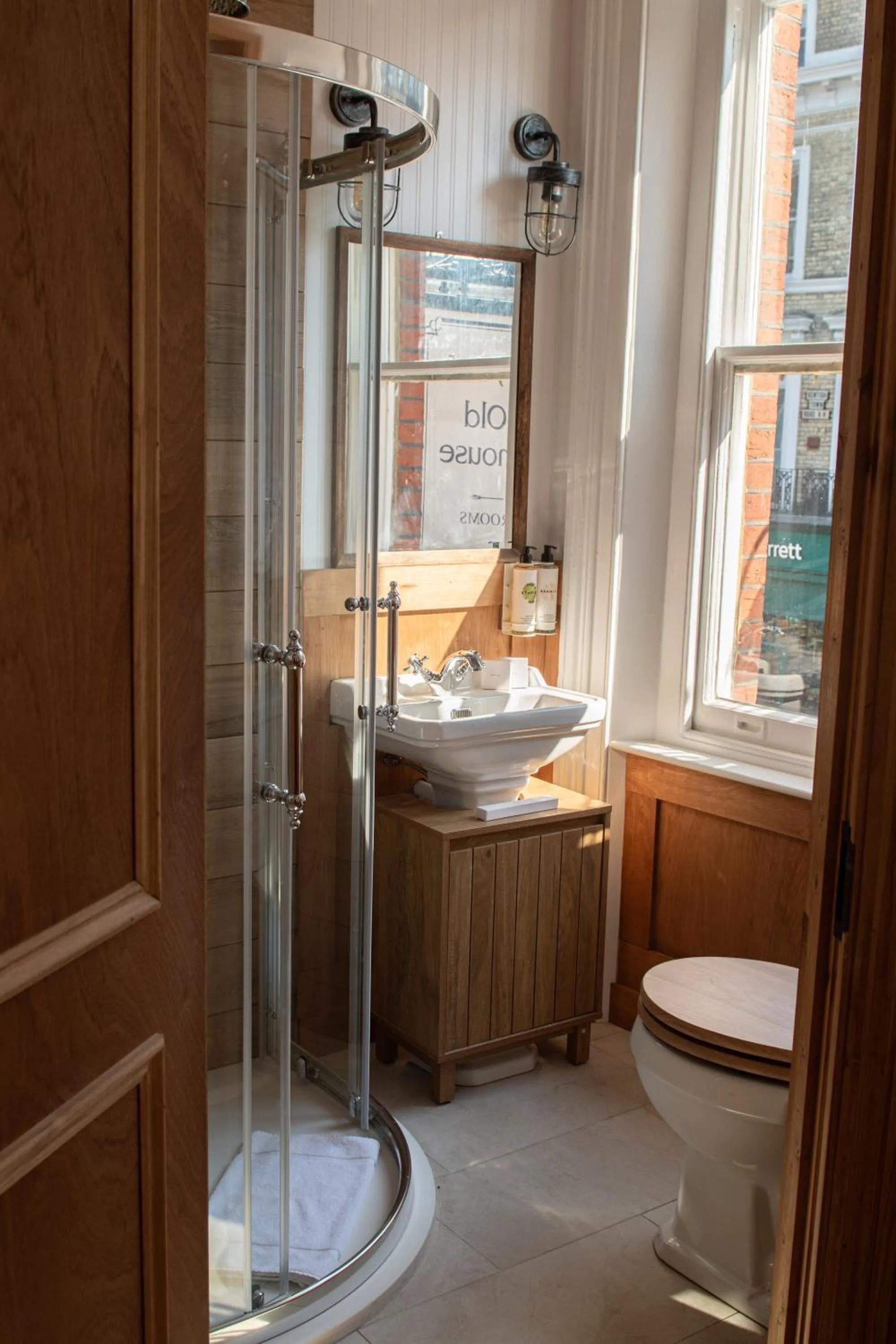 Shower in The Old Farmhouse Pub and Rooms
