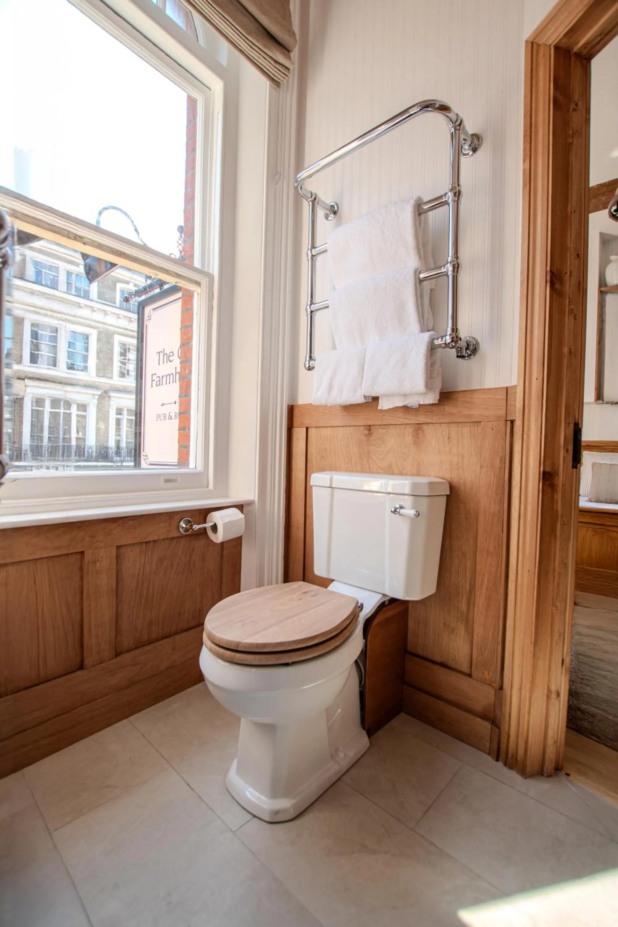 Toilet in The Old Farmhouse Pub and Rooms