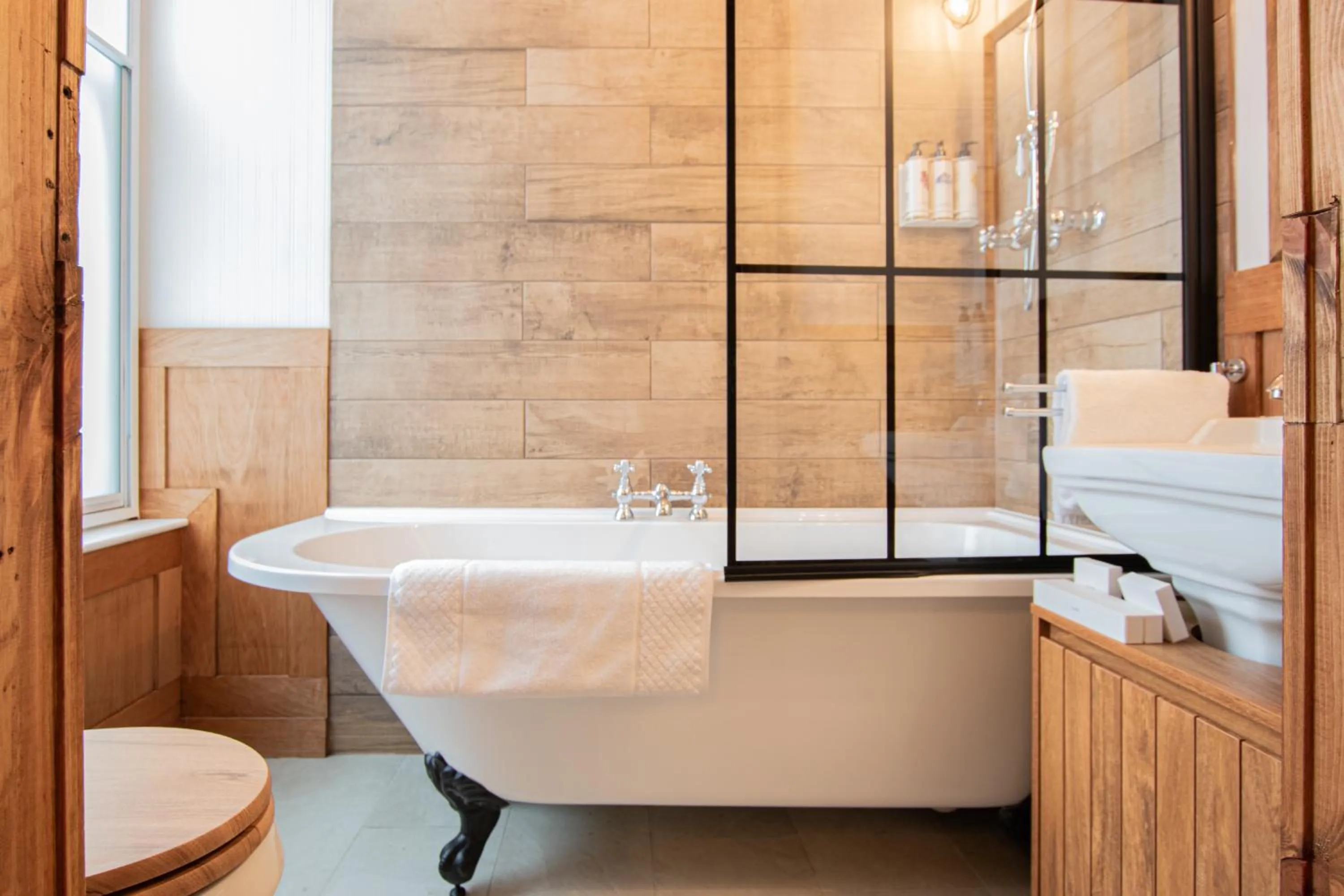 The Old Farmhouse Pub and Rooms