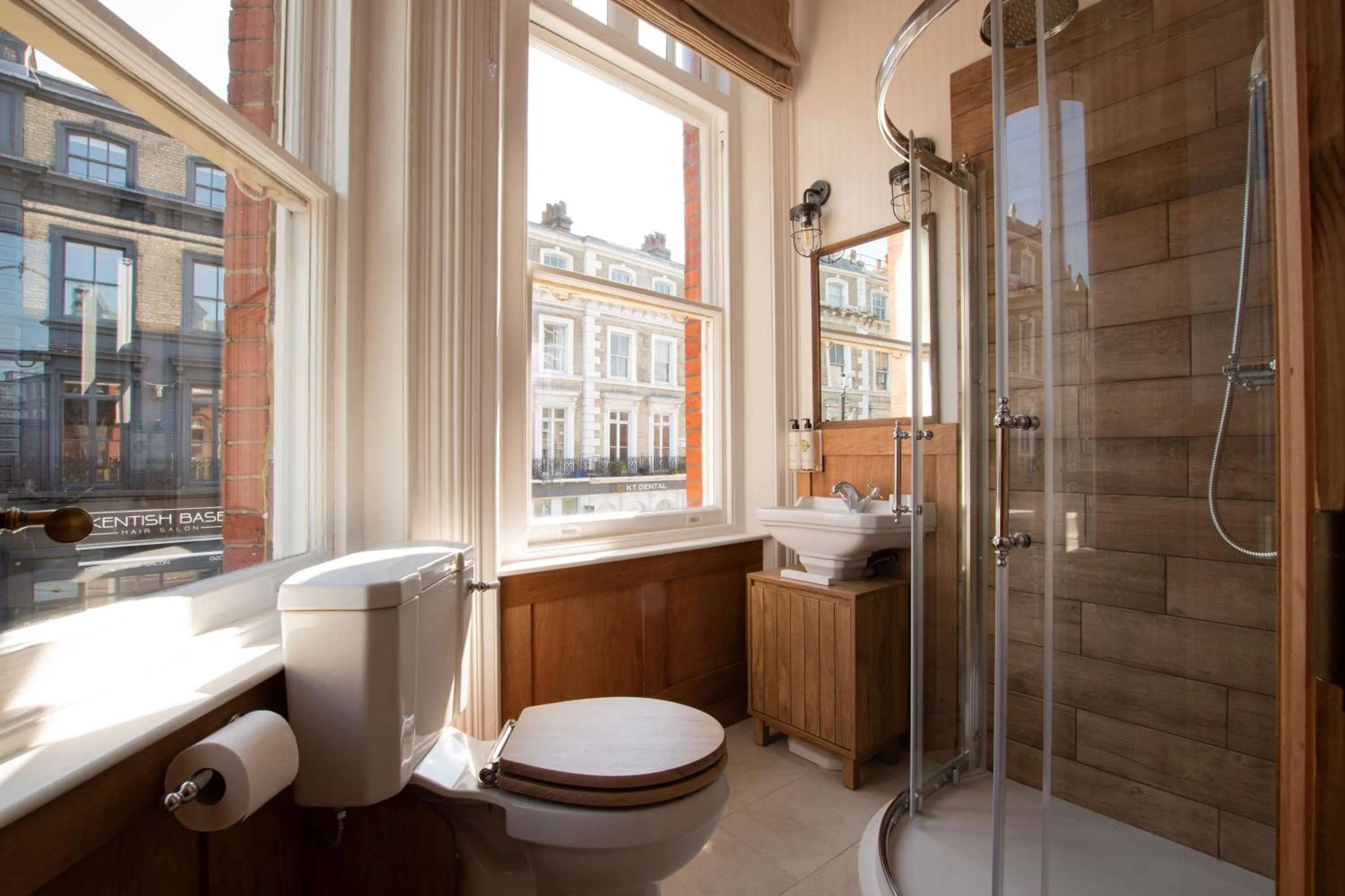 Shower in The Old Farmhouse Pub and Rooms