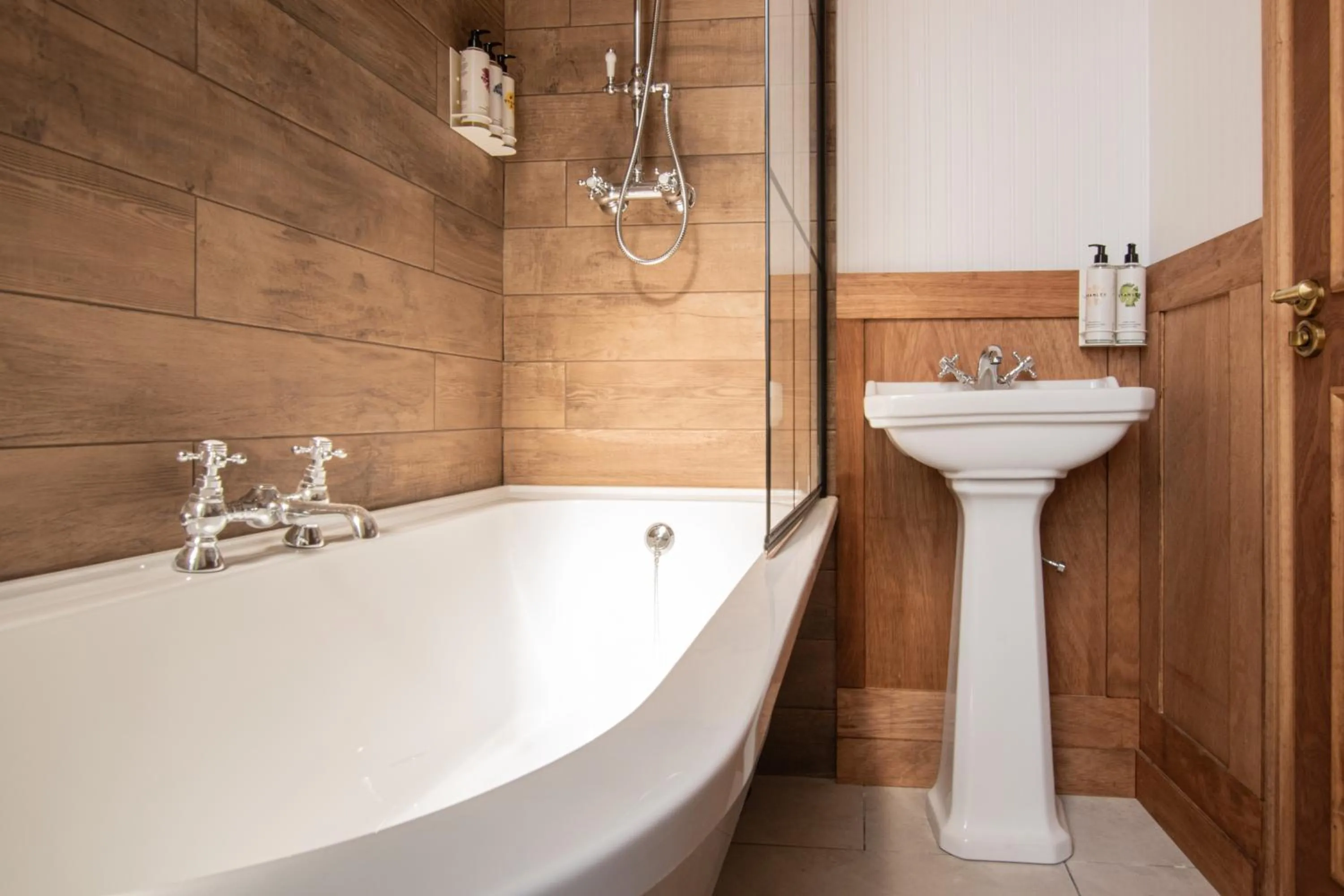 Bathroom in The Old Farmhouse Pub and Rooms