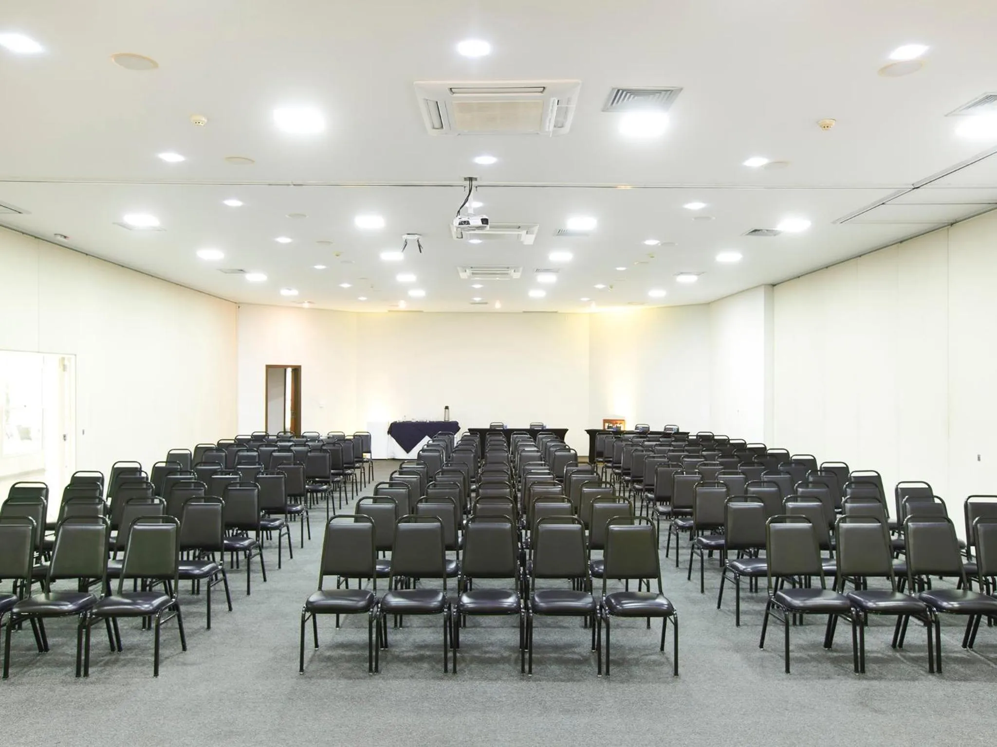 Meeting/conference room in Vinhedo Plaza Hotel