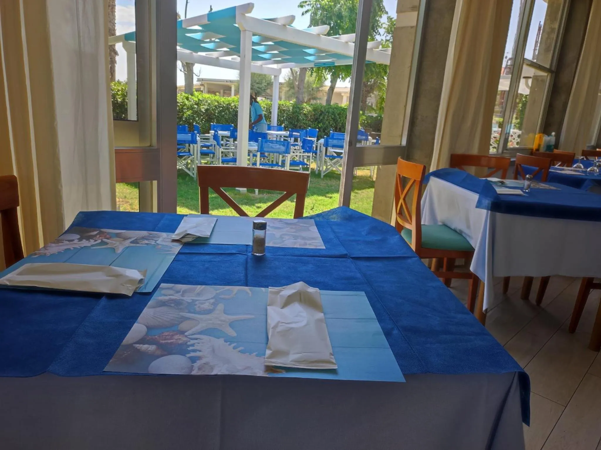 Restaurant/places to eat in Hotel Concord