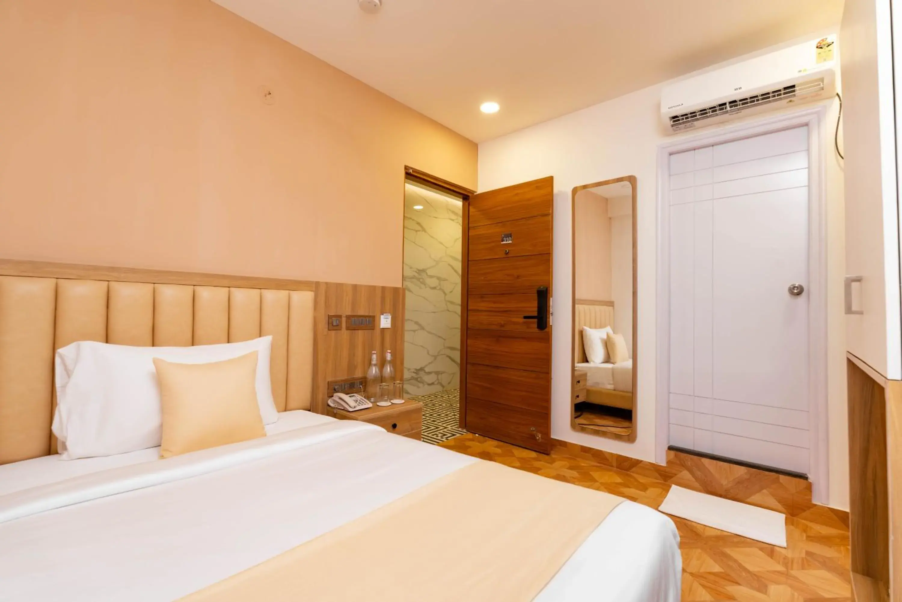 Deluxe Queen Room - single occupancy in HZ Bangalore Stories Deluxe Queen Room - single occupancy in HZ Bangalore Stories