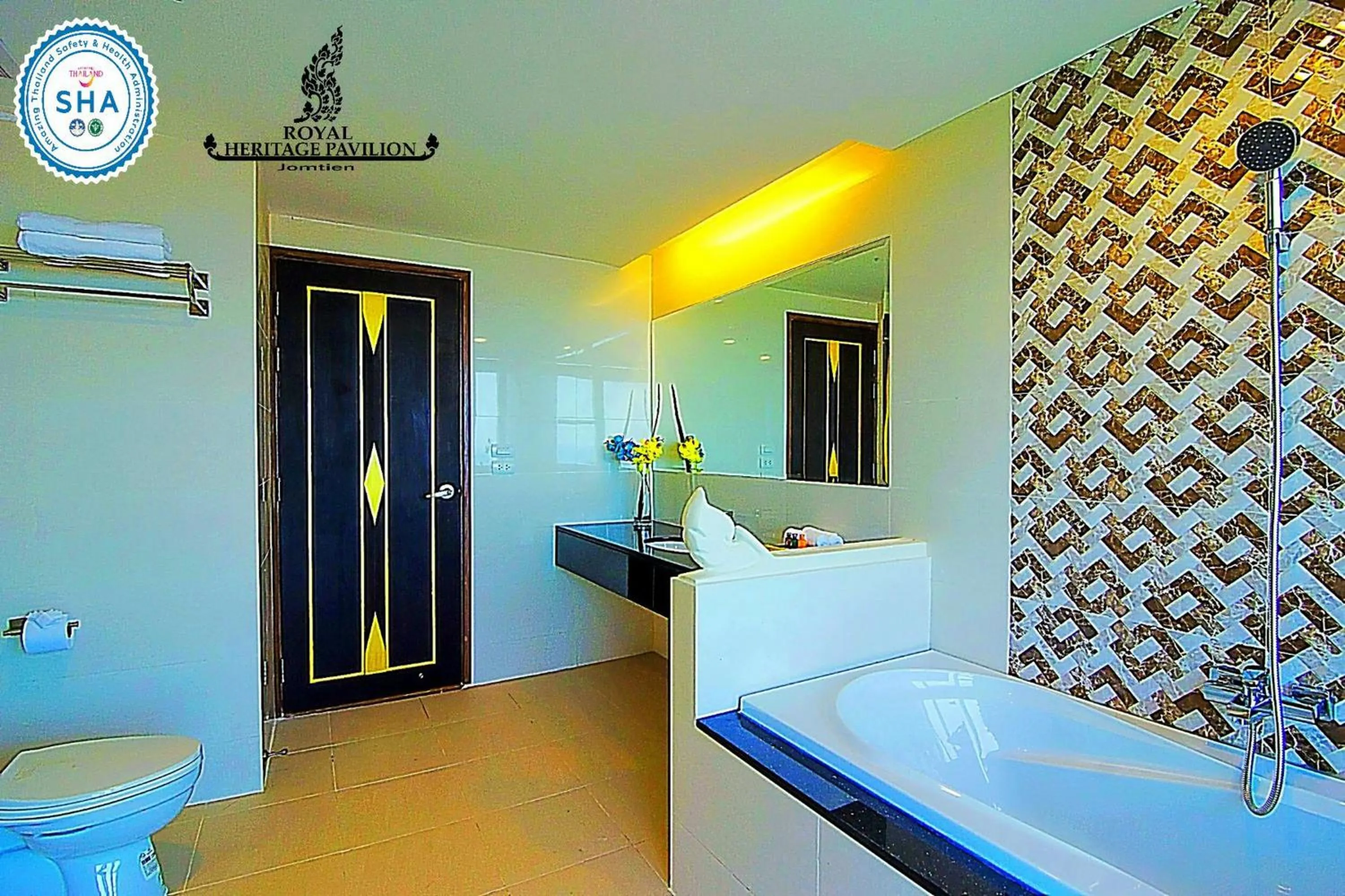 Bathroom, Bed in Royal Heritage Pavilion, Jomtien