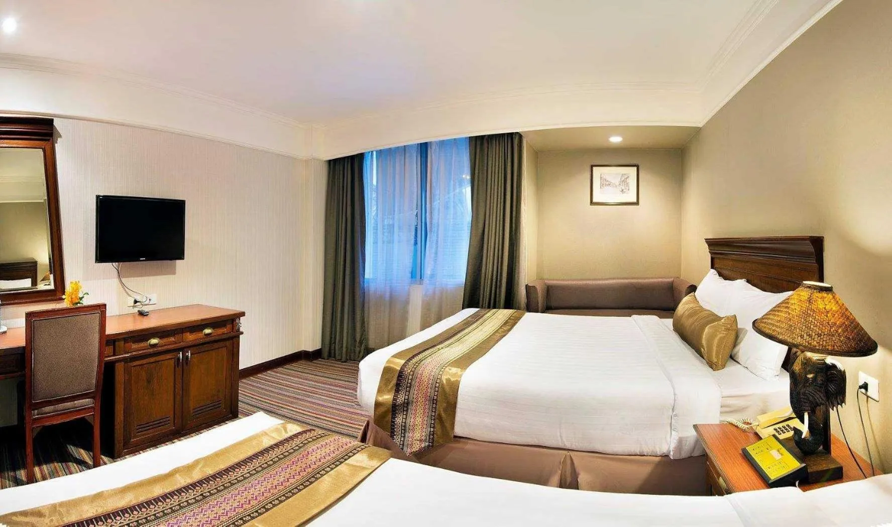Bed in Royal Rattanakosin Hotel - Near Grand Palace & Khaosan Road