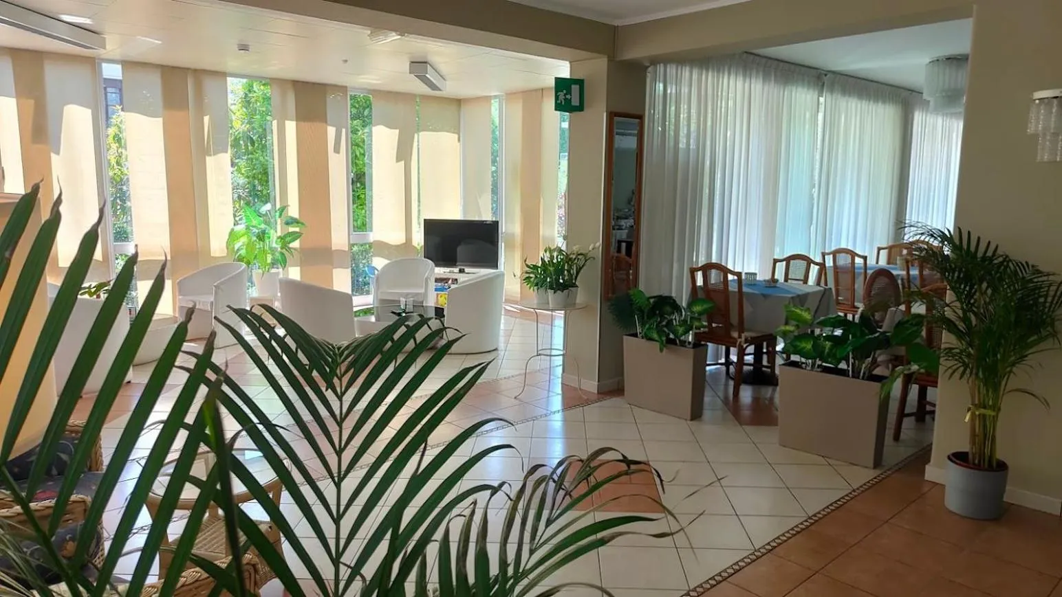 Communal lounge/ TV room in Hotel Capri