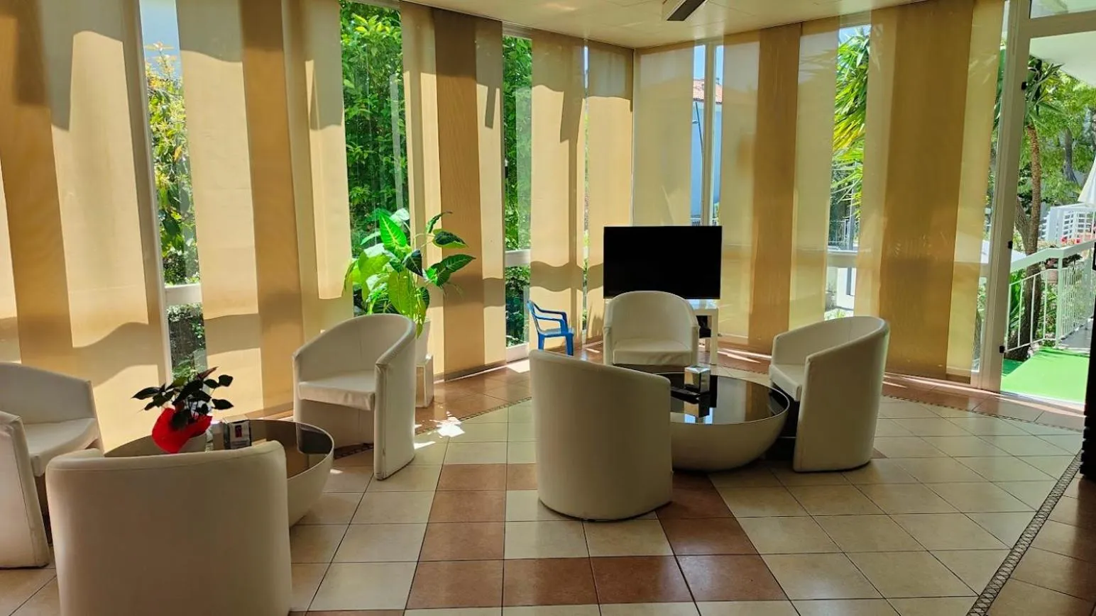 Communal lounge/ TV room in Hotel Capri