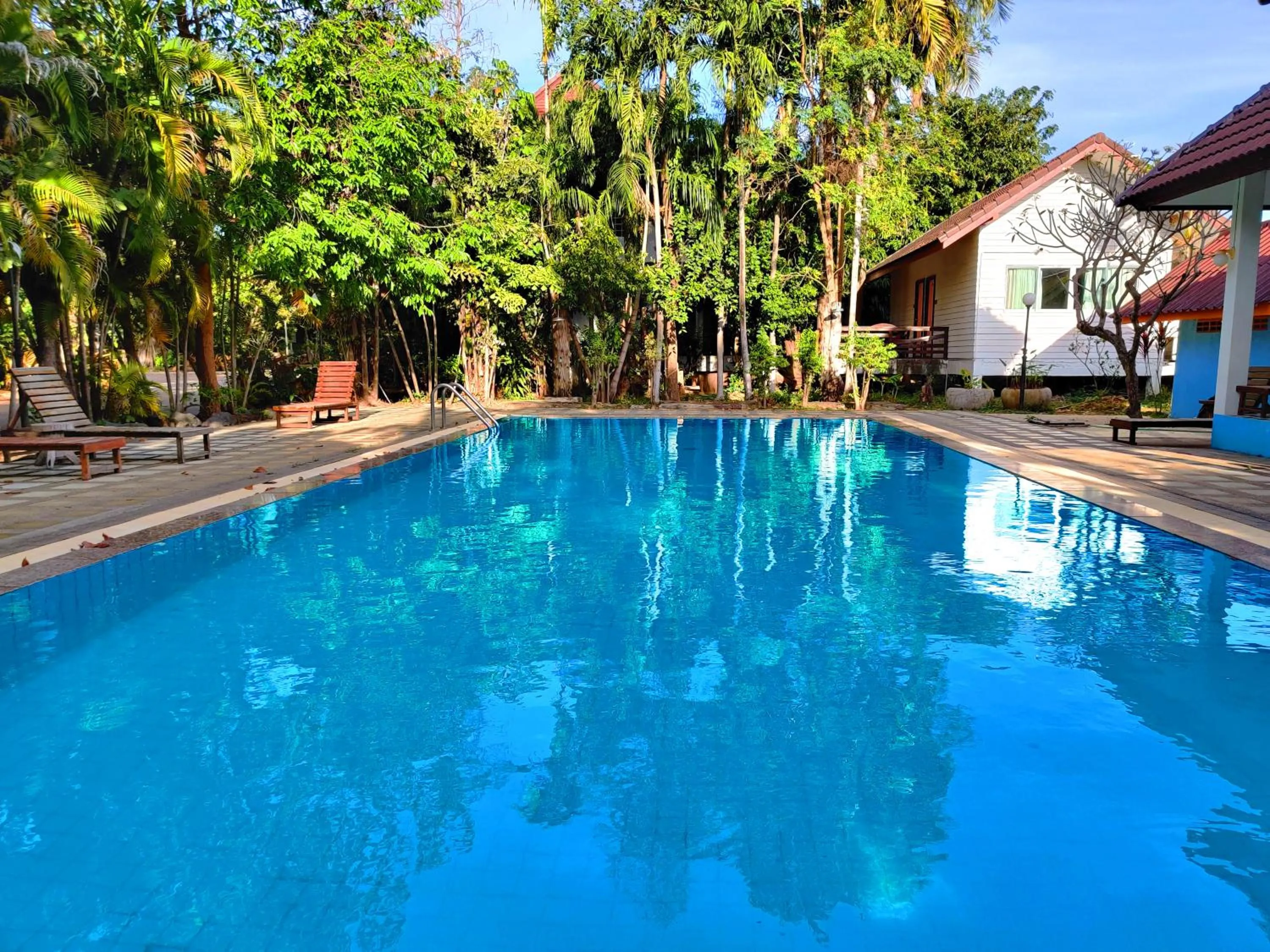 Swimming pool in Thong Paeka Hotel