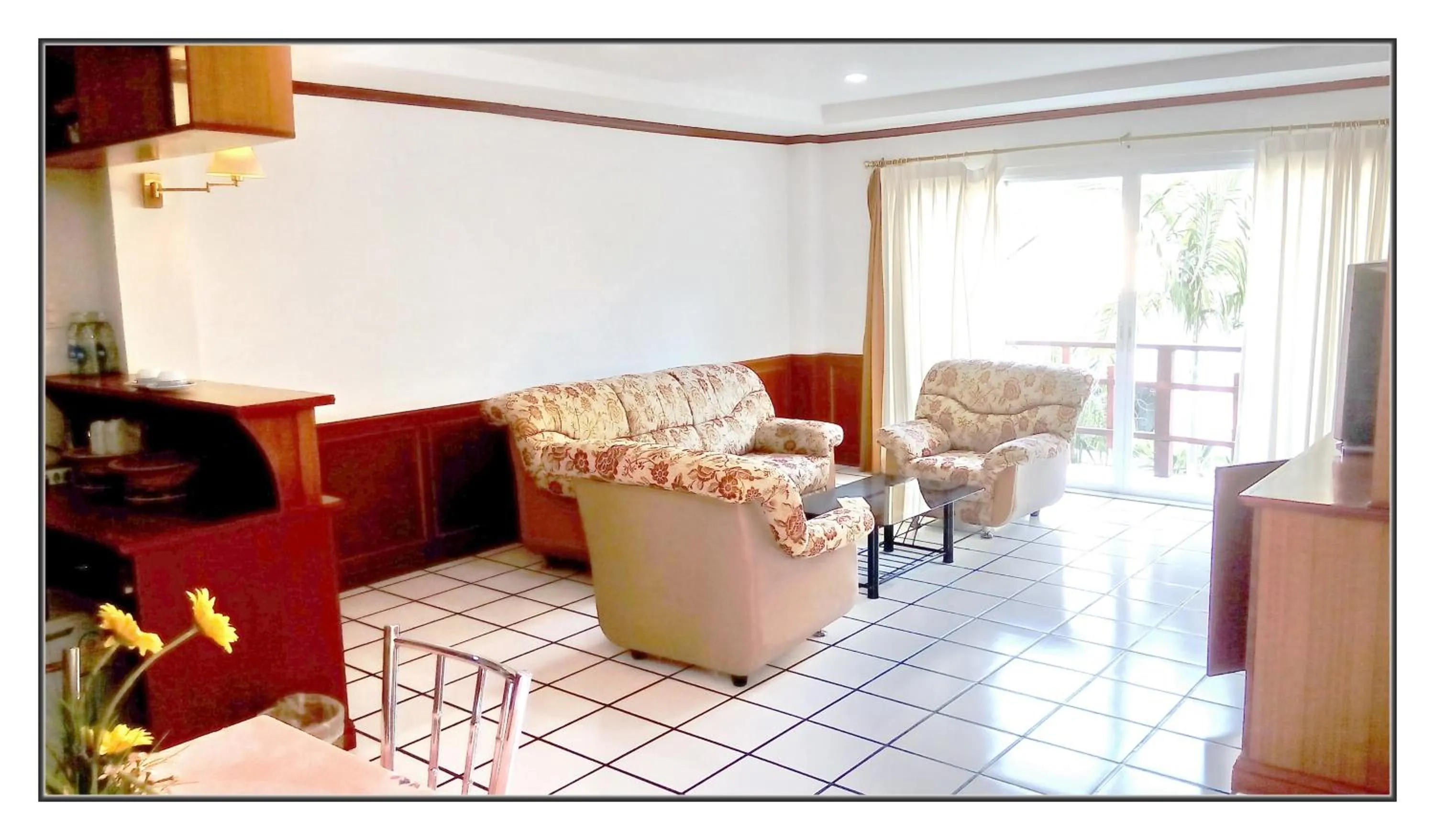 Living room in Thong Paeka Hotel