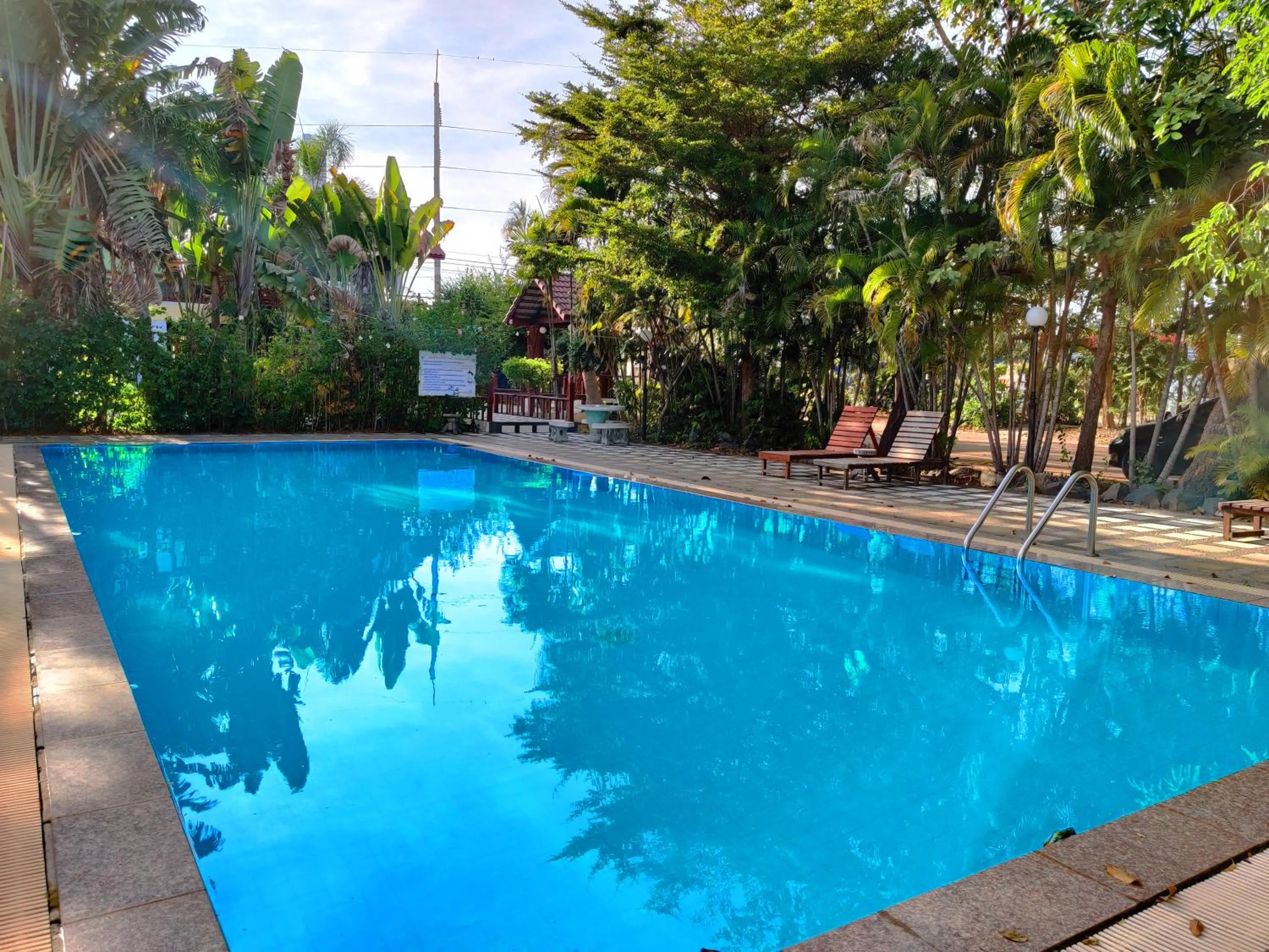 Swimming pool in Thong Paeka Hotel