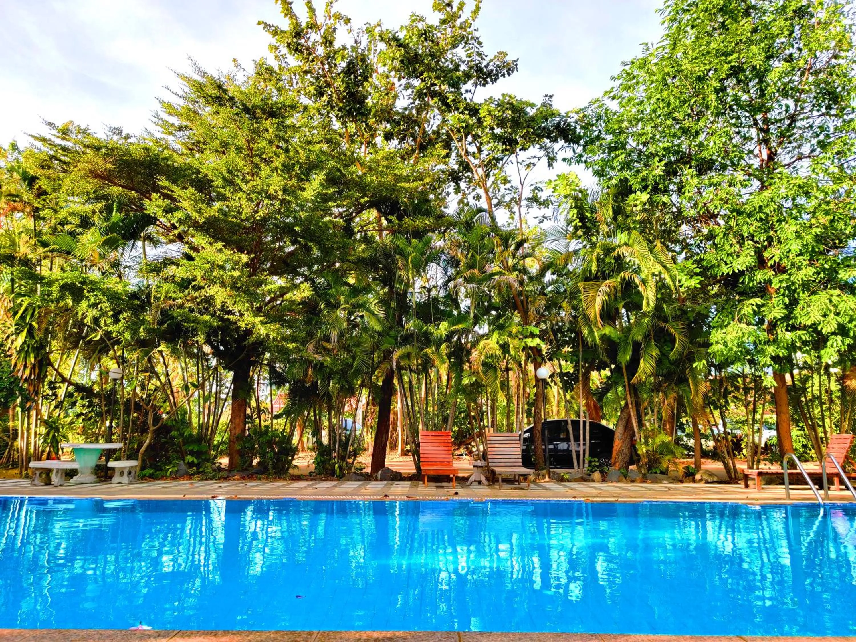 Swimming pool in Thong Paeka Hotel