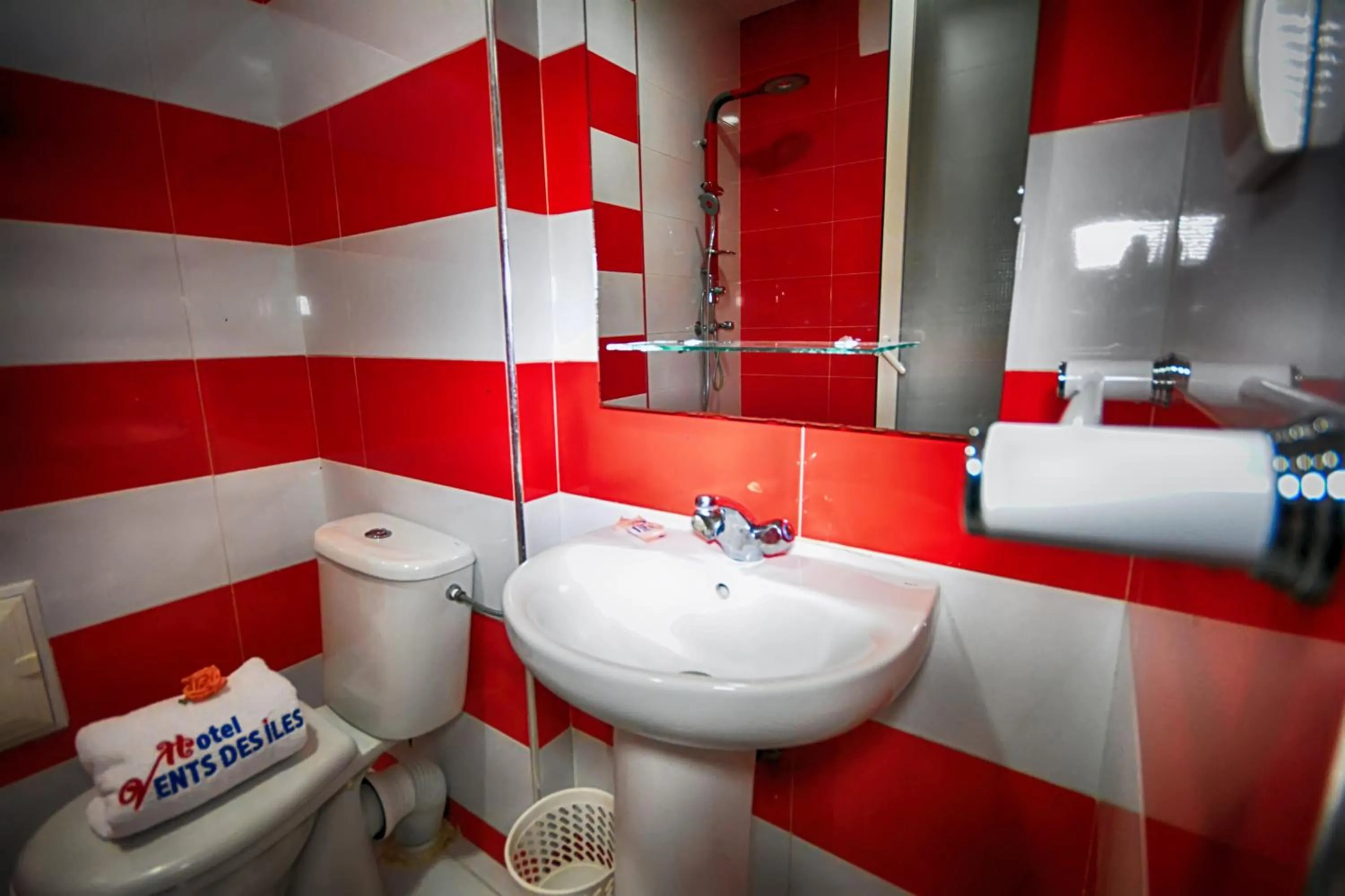 Bathroom, Bed in Hotel Vents Des Iles