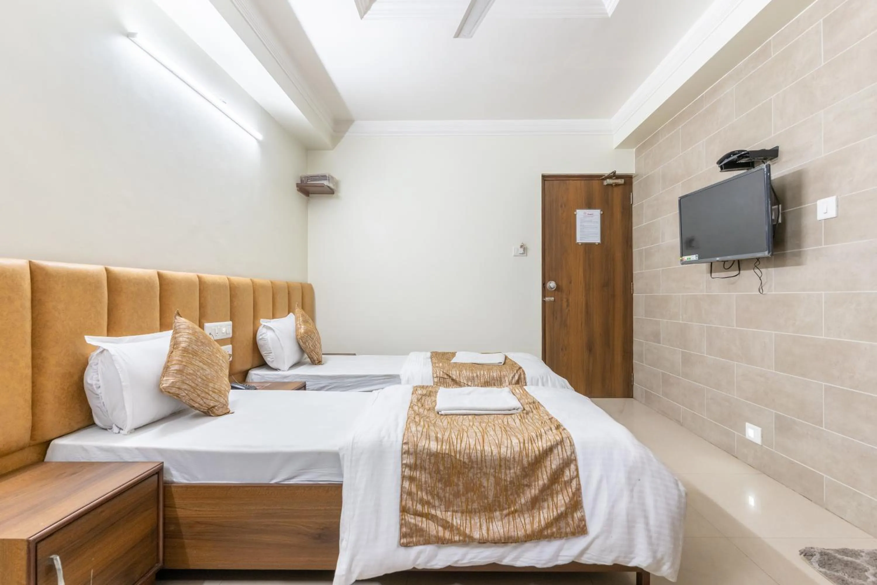 TV and multimedia, Bed in Hotel Sanmati