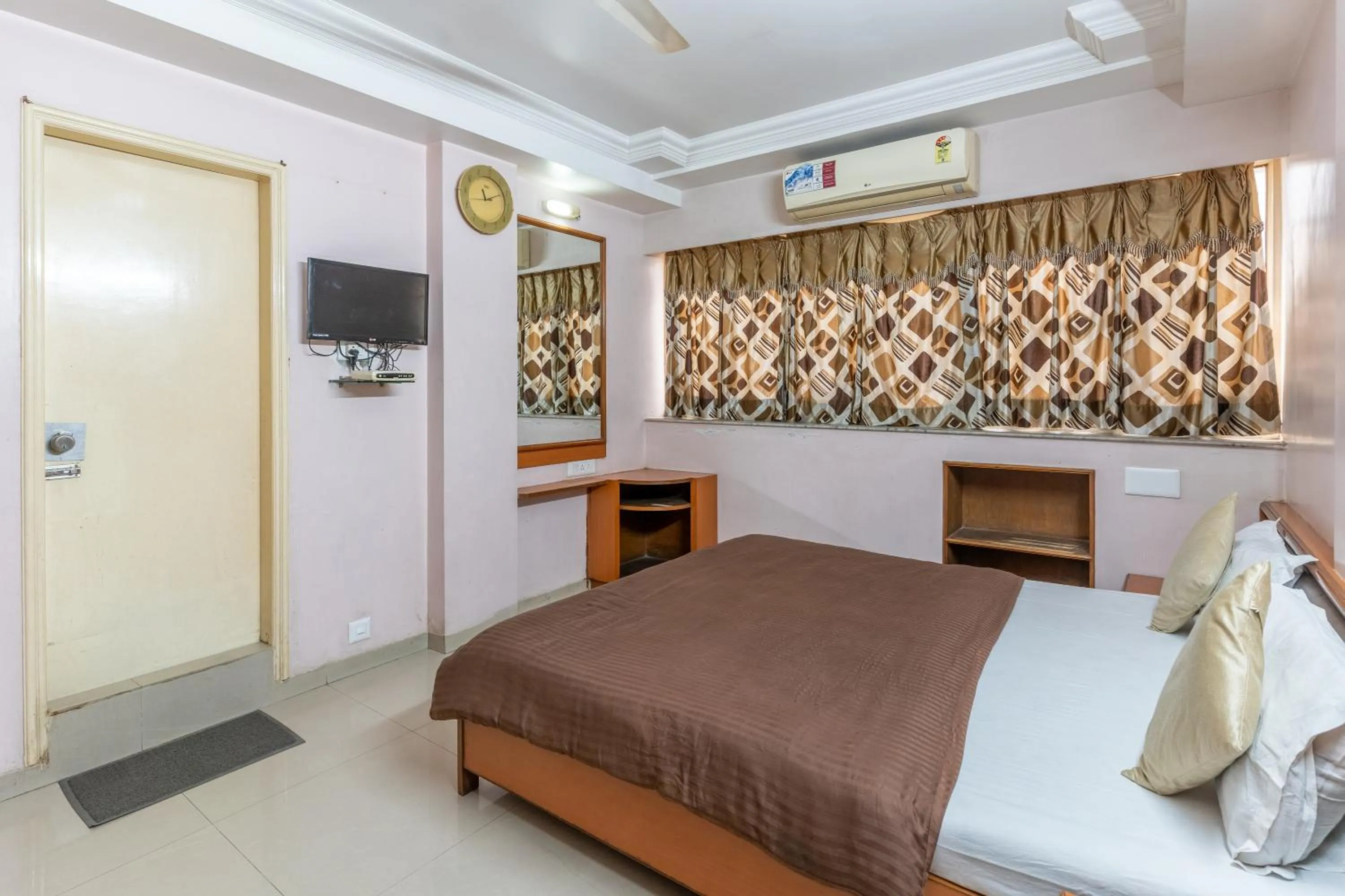 TV and multimedia, Bed in Hotel Sanmati