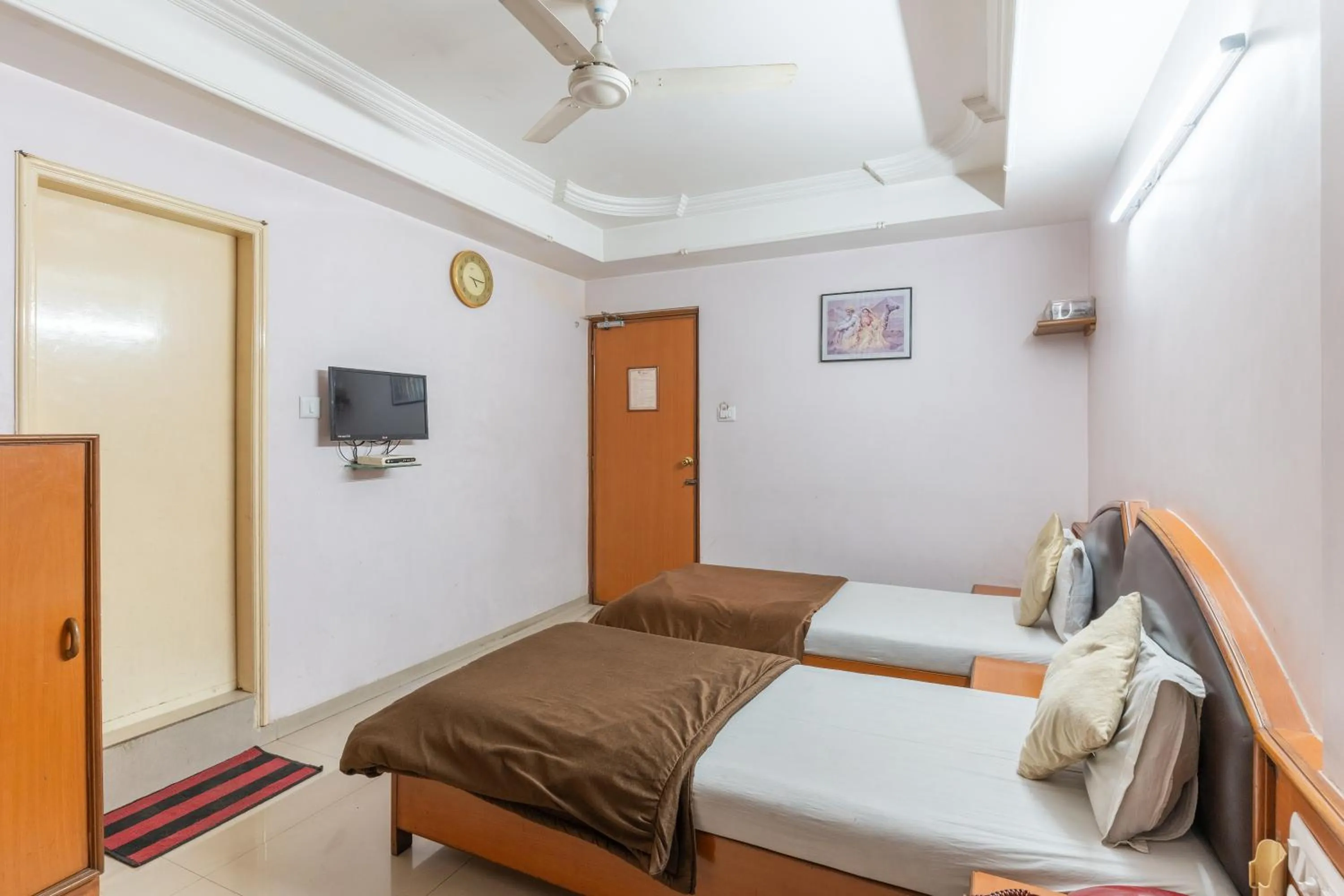 TV and multimedia, Bed in Hotel Sanmati