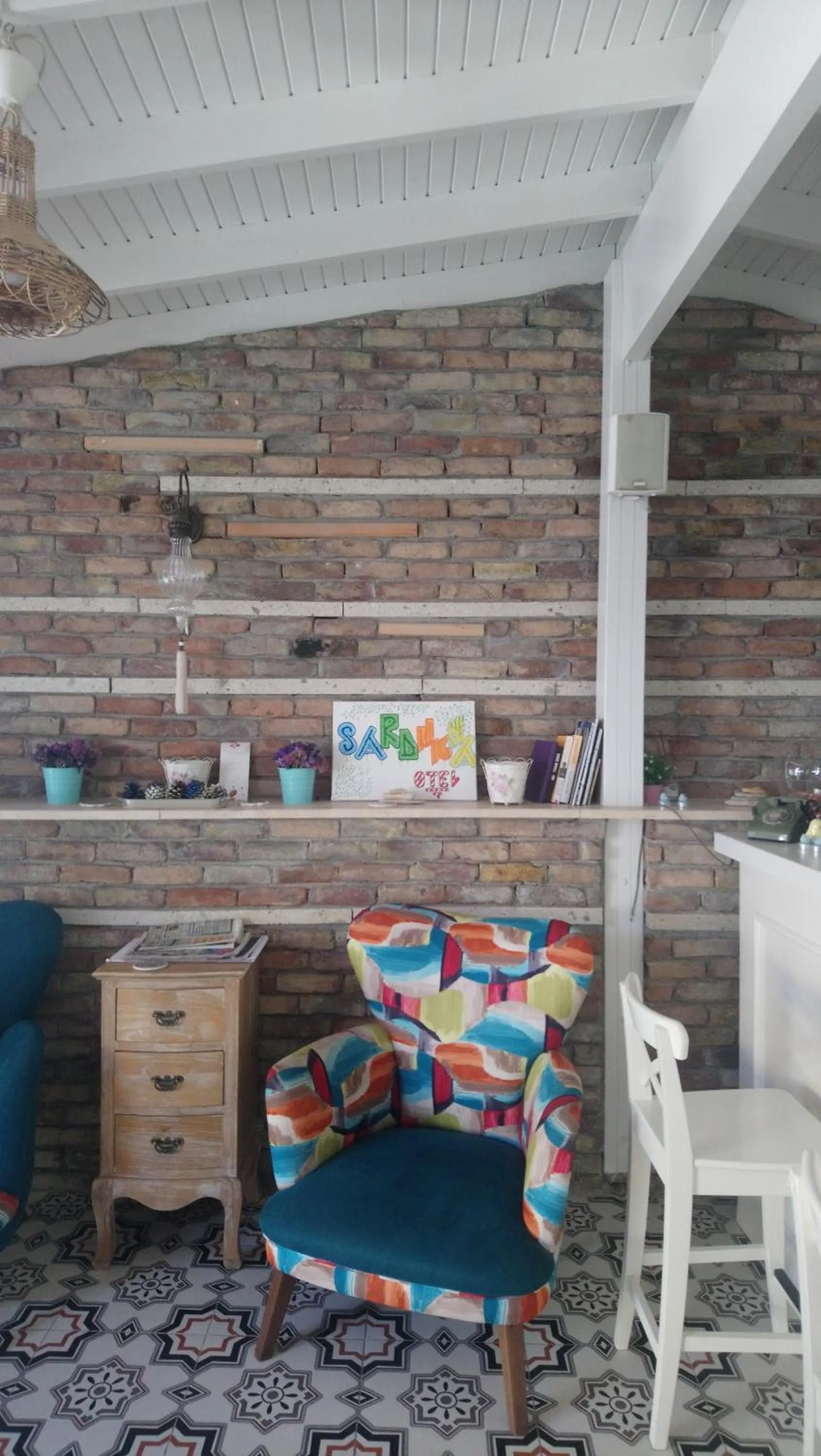 Communal lounge/ TV room in Alacati Sardunya Hotel