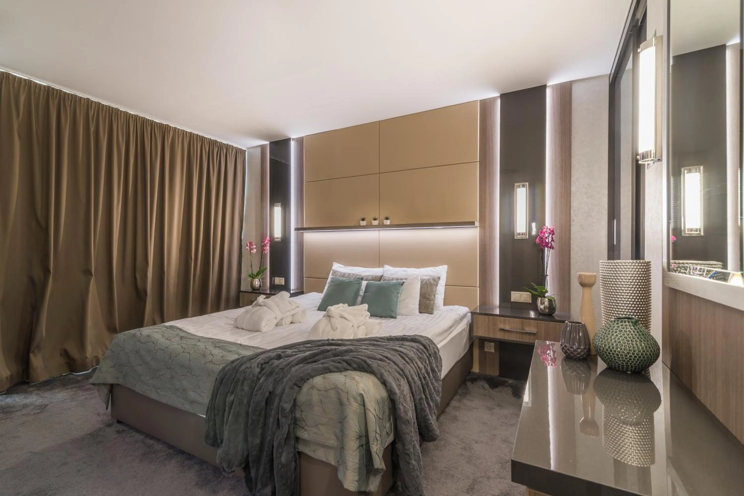 Bedroom, Bed in Hotel Zena Beauty & Shopping Center